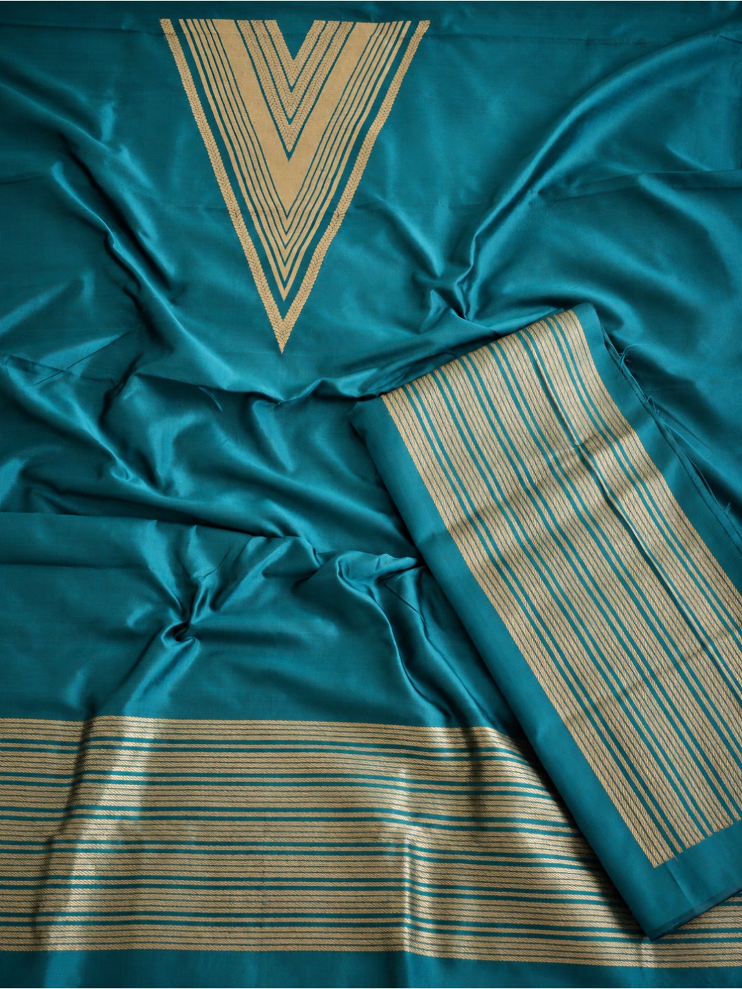 Teal with gold-toned detailing Katan Silk Banarasi suit dupatta detail