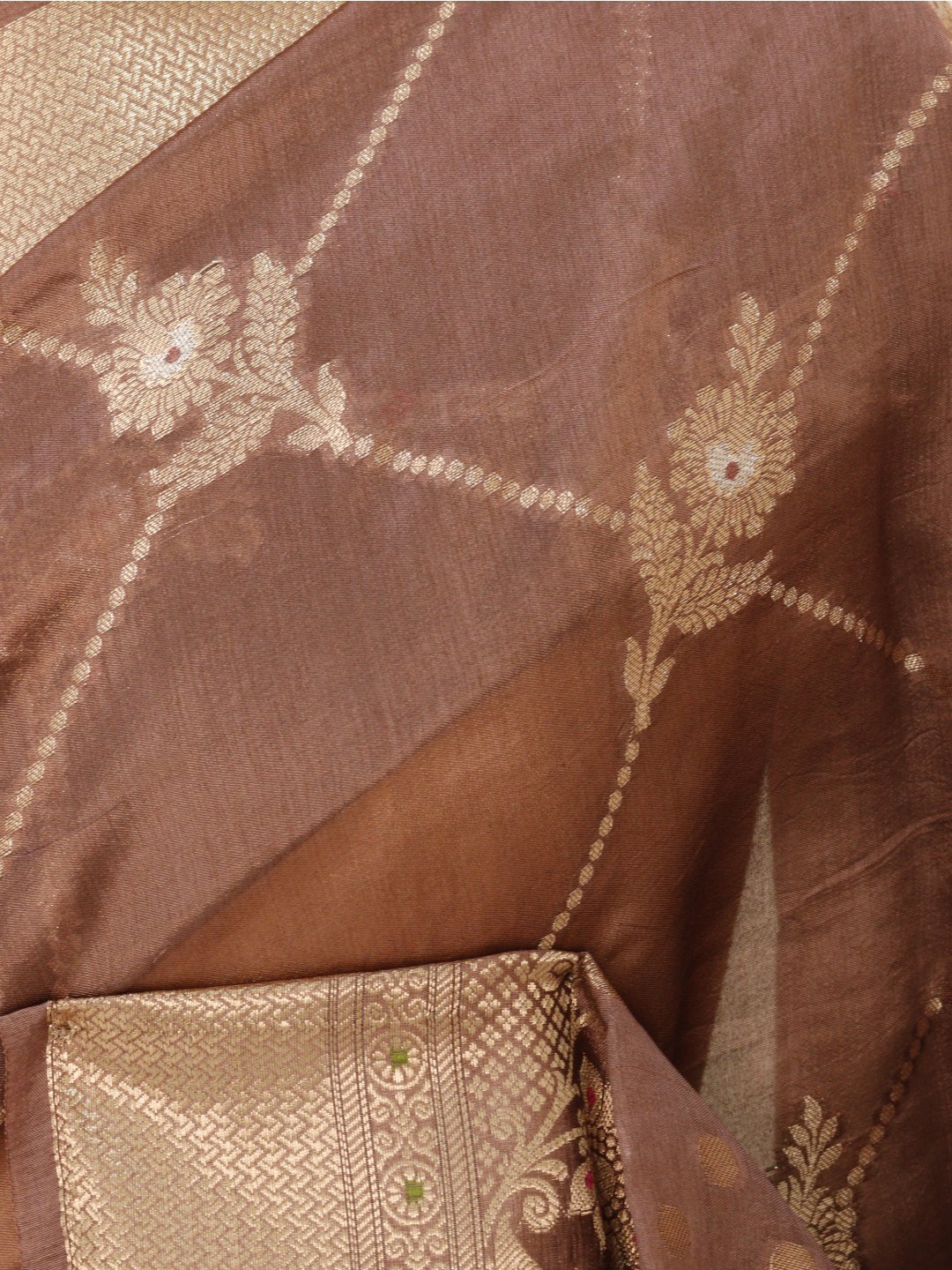Dusty rose-brown with champagne gold-toned detailing Viscose Saree Banarasi saree pallu detail