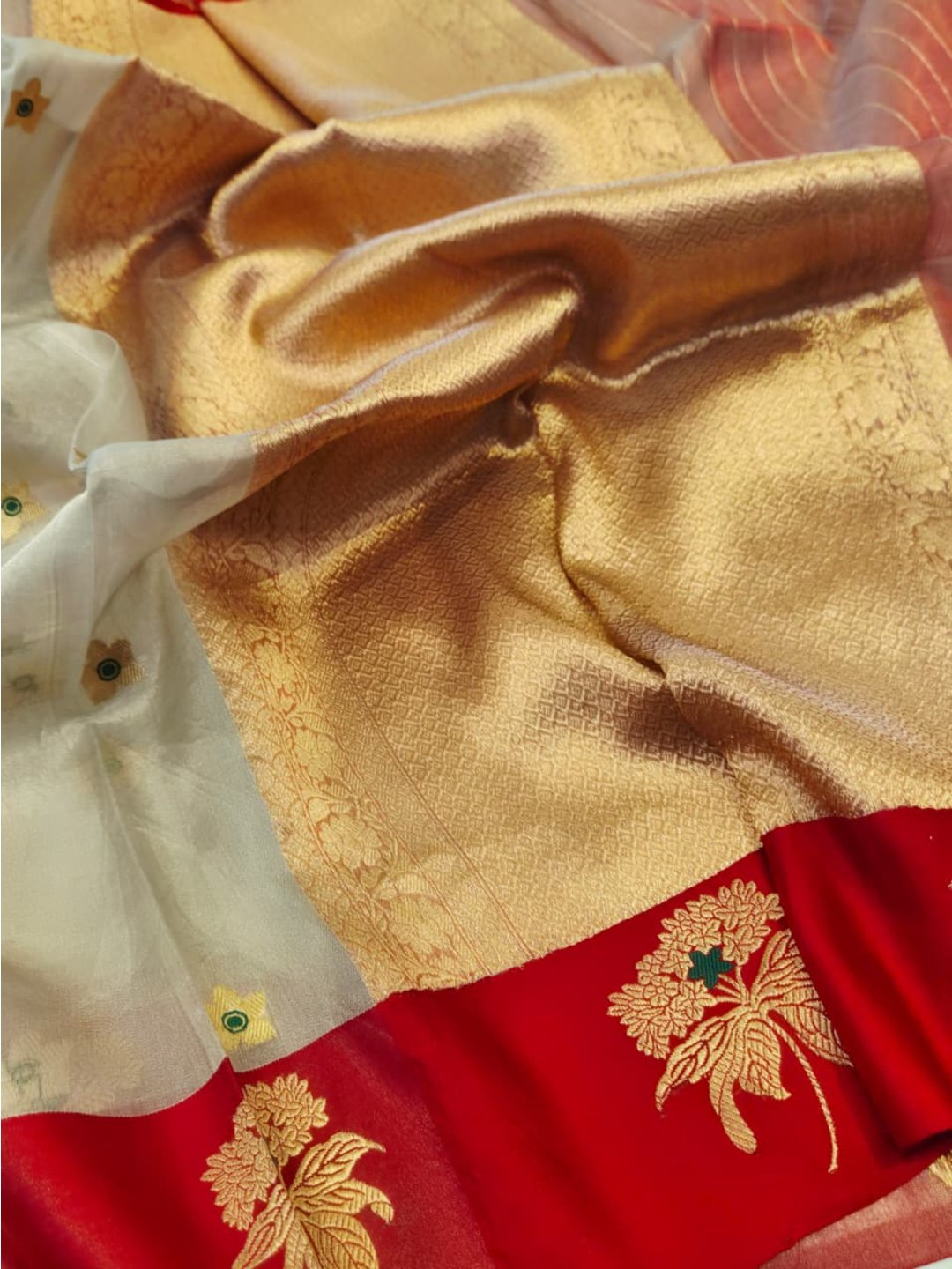 Silver with Red Tissue Silk Banarasi saree pallu detail