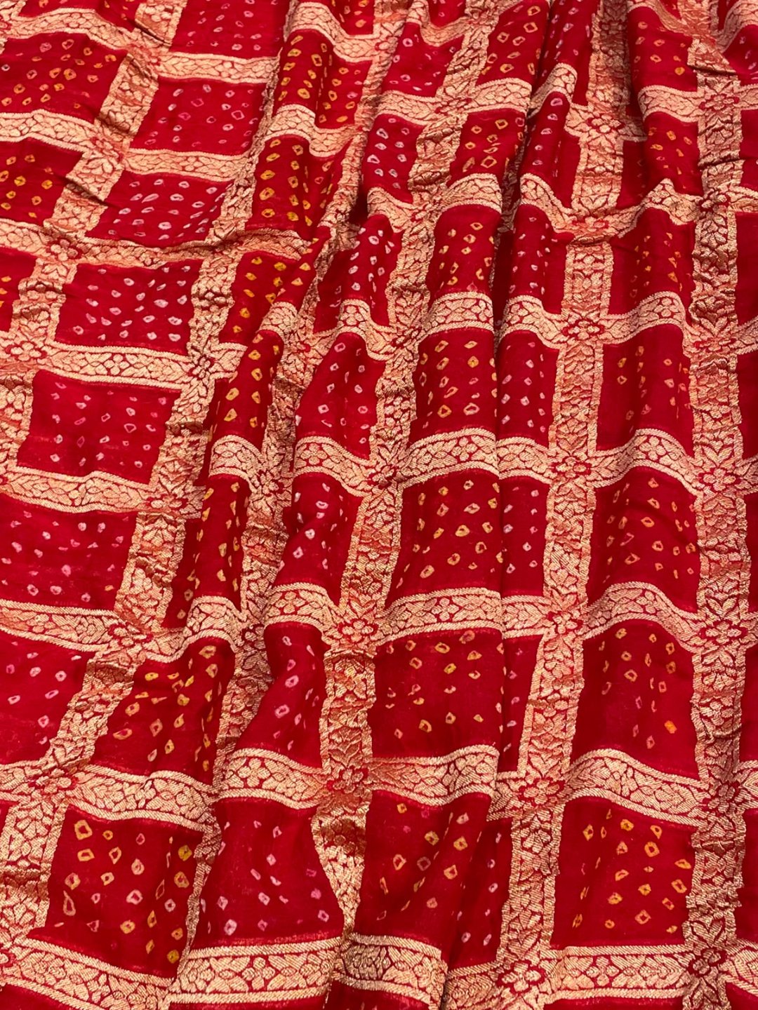 Red Bandhani Banarasi saree border closeup