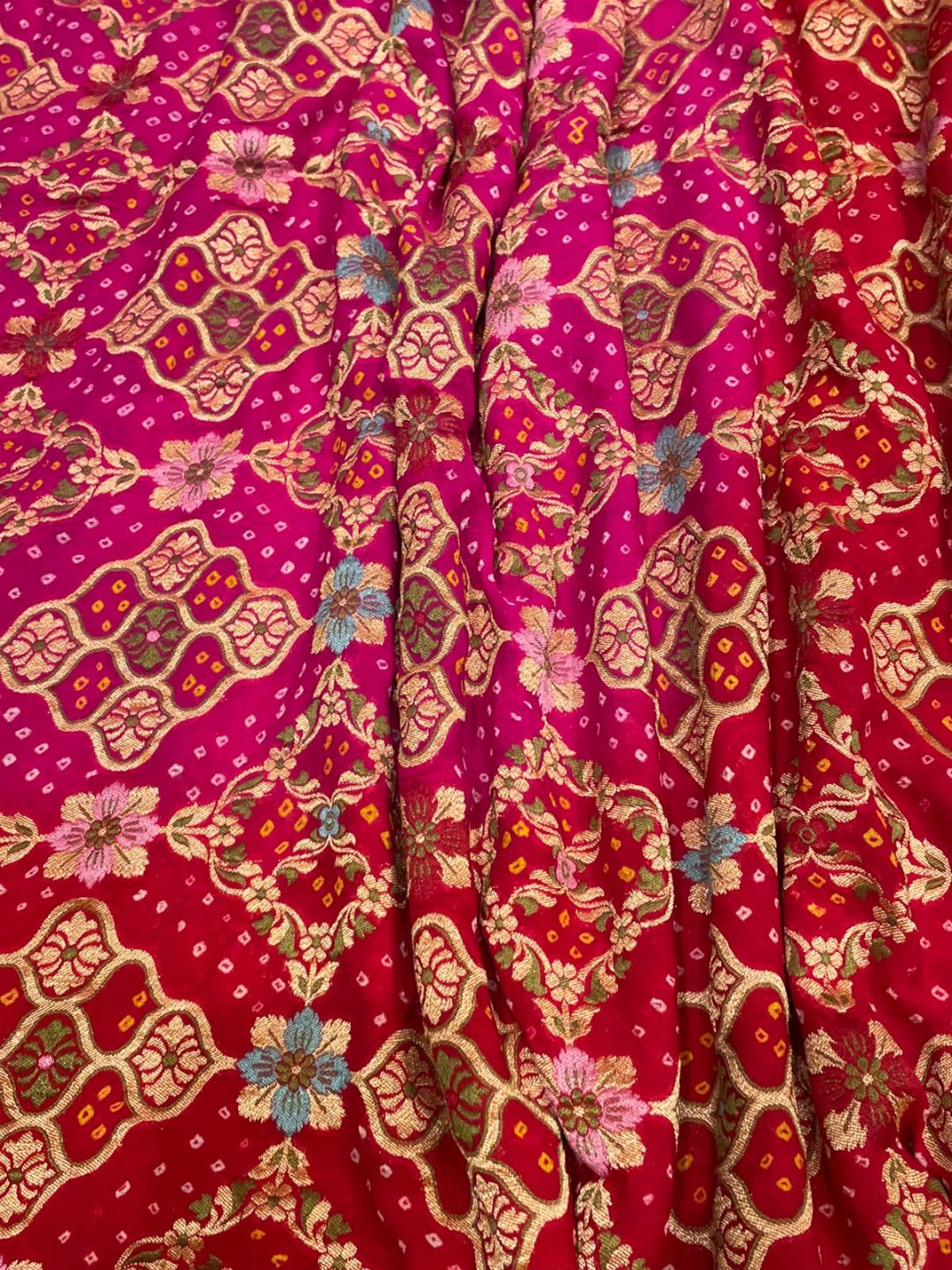 Dark. pink with red border Bandhani Banarasi saree border closeup