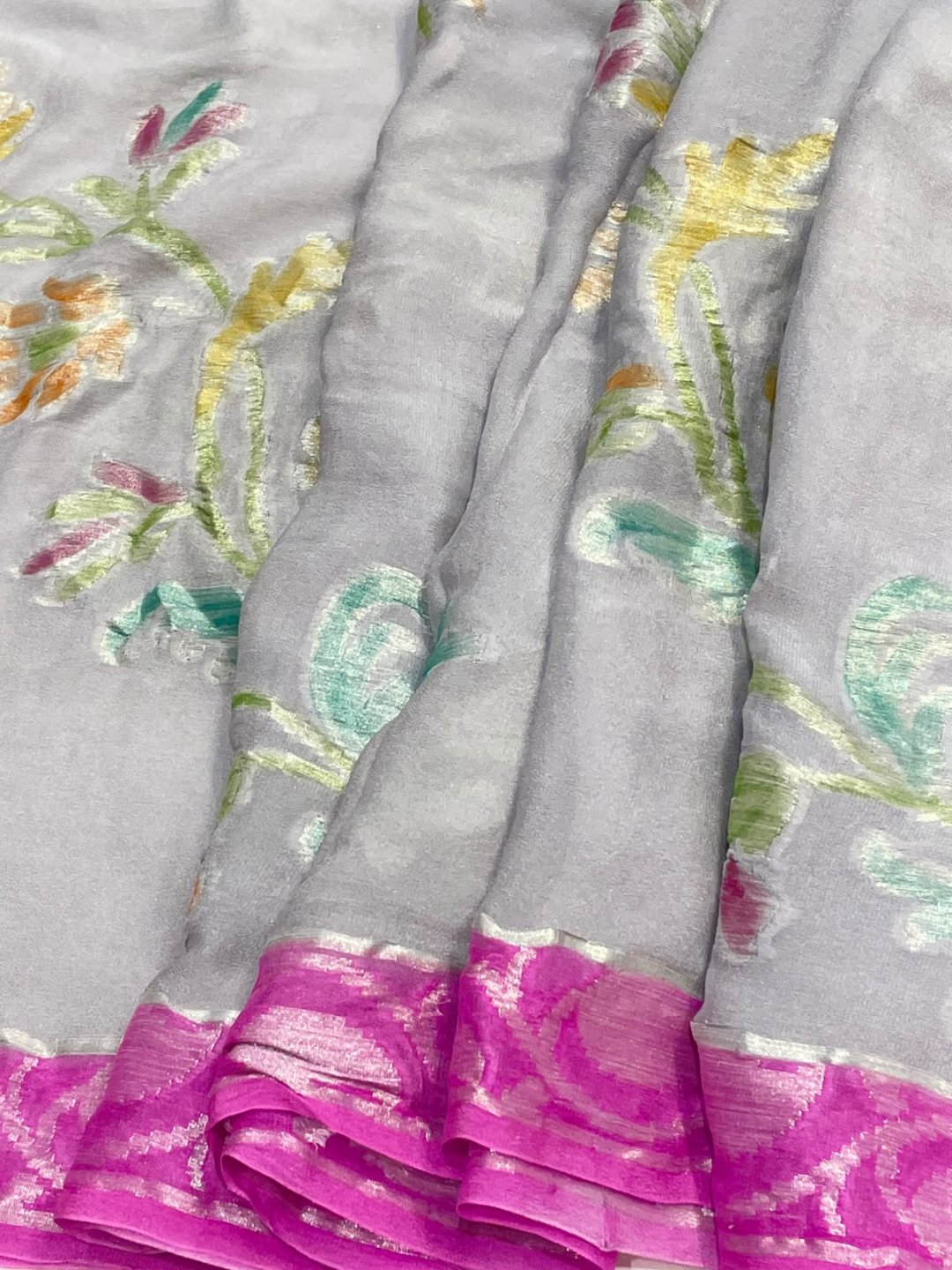 Grey with pink border Chiffon Banarasi saree pallu detail