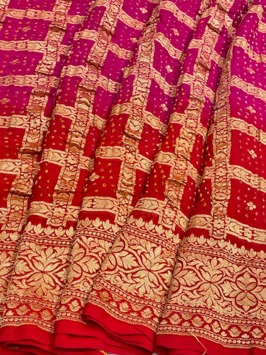 Red and Pink Bandhani Banarasi saree pallu detail