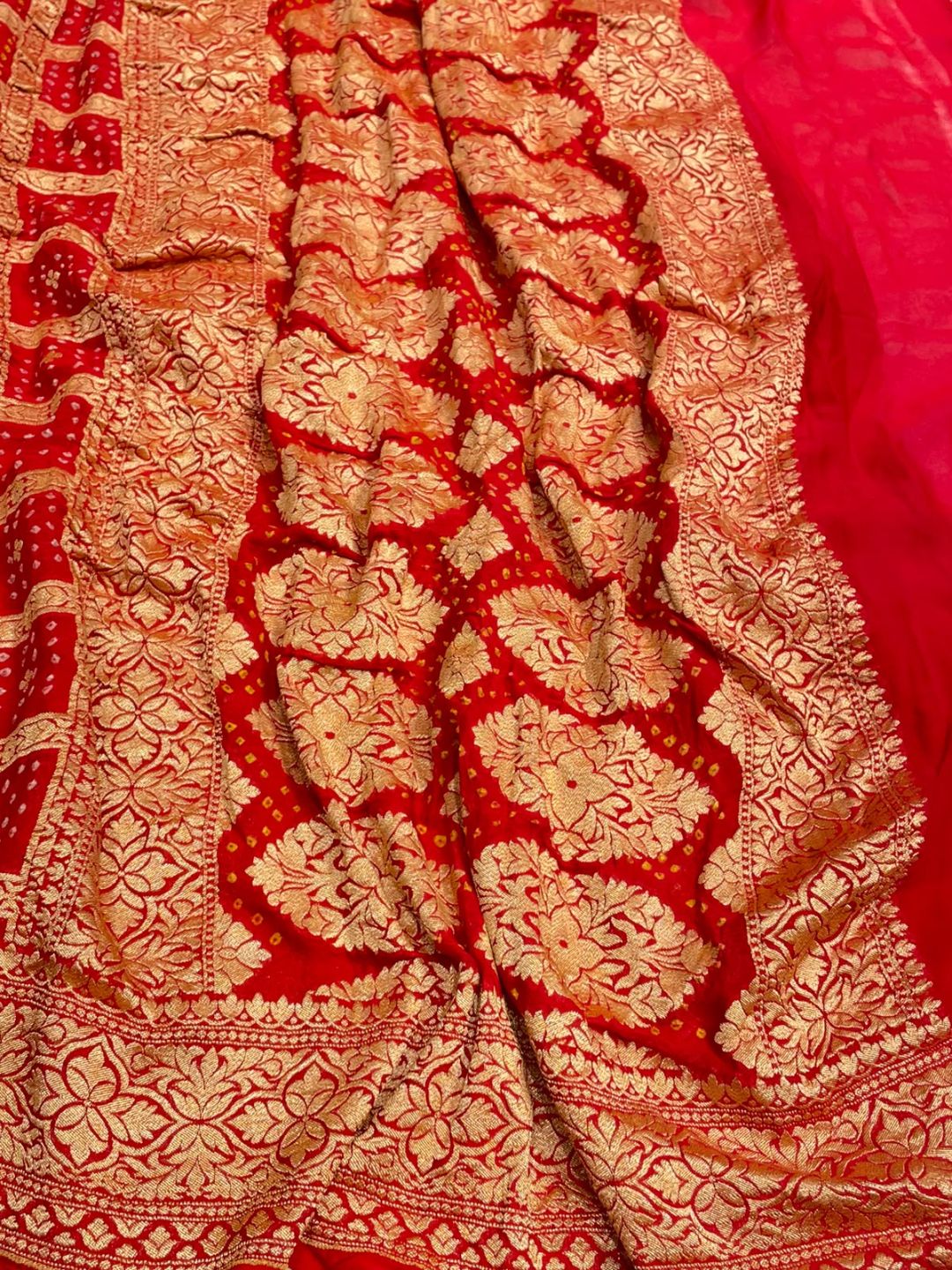 Red and Pink Bandhani Banarasi saree border closeup
