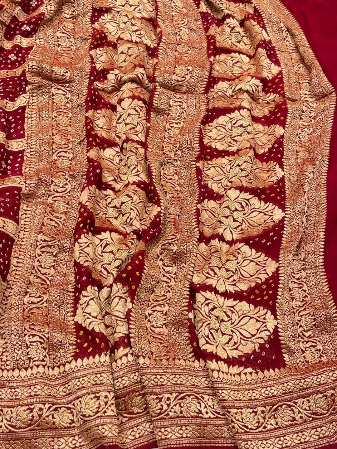 Maroon Bandhani Banarasi saree border closeup