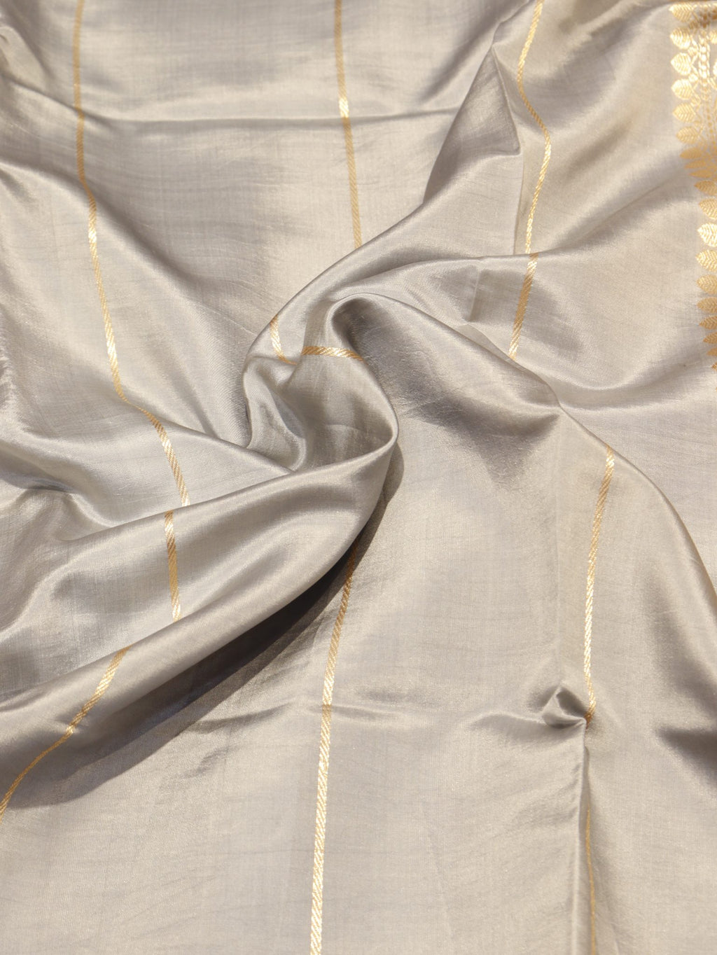 Grey Soft Katan Banarasi saree border closeup – Hikayat Banaras