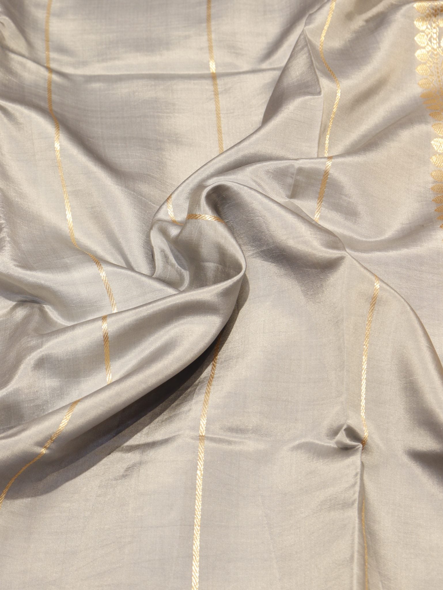 Grey Soft Katan Banarasi saree border closeup – Hikayat Banaras