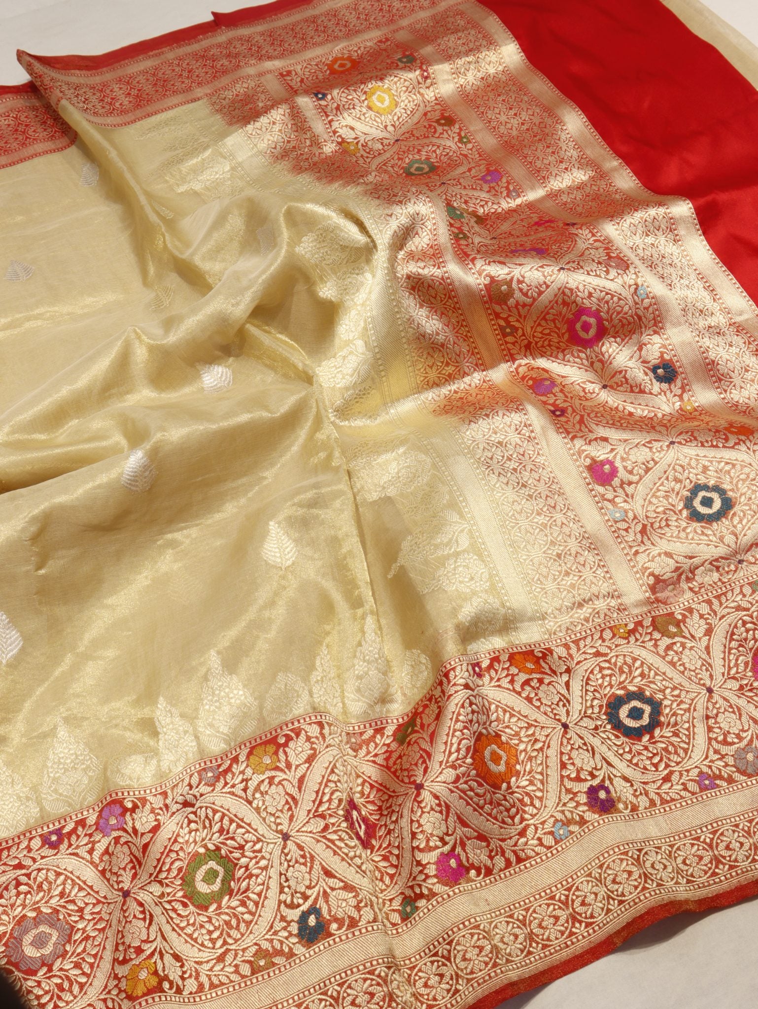 Gold Tissue Silk Banarasi saree pallu detail – Hikayat Banaras