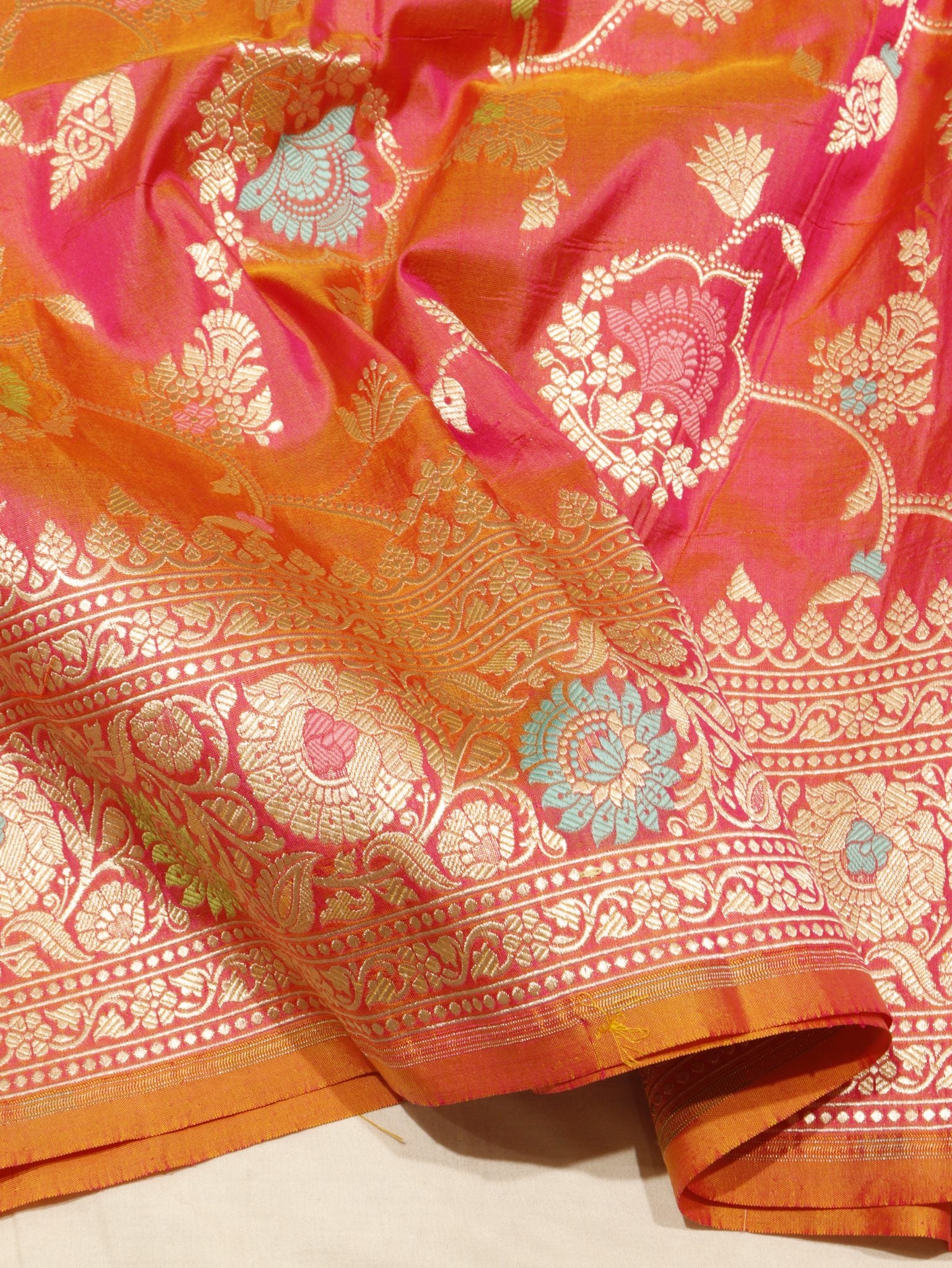 Peach dual Shade Katan Silk Banarasi dupatta pallu detail
