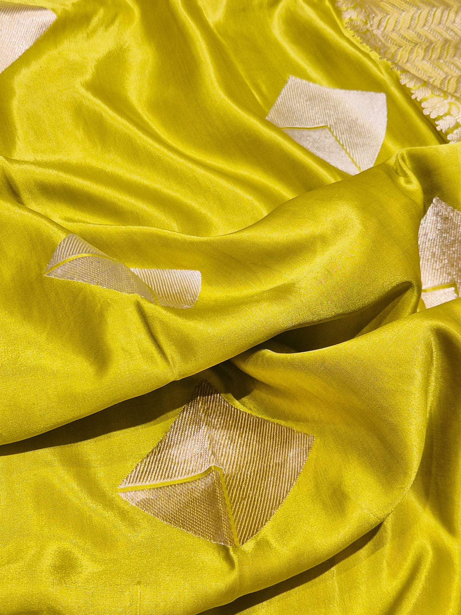 Mehendi Green Mashru Silk Banarasi saree pallu detail
