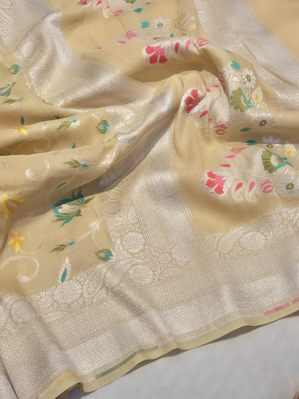 Butter Yellow (Mannan-2M) Tussar Silk Banarasi saree pallu detail
