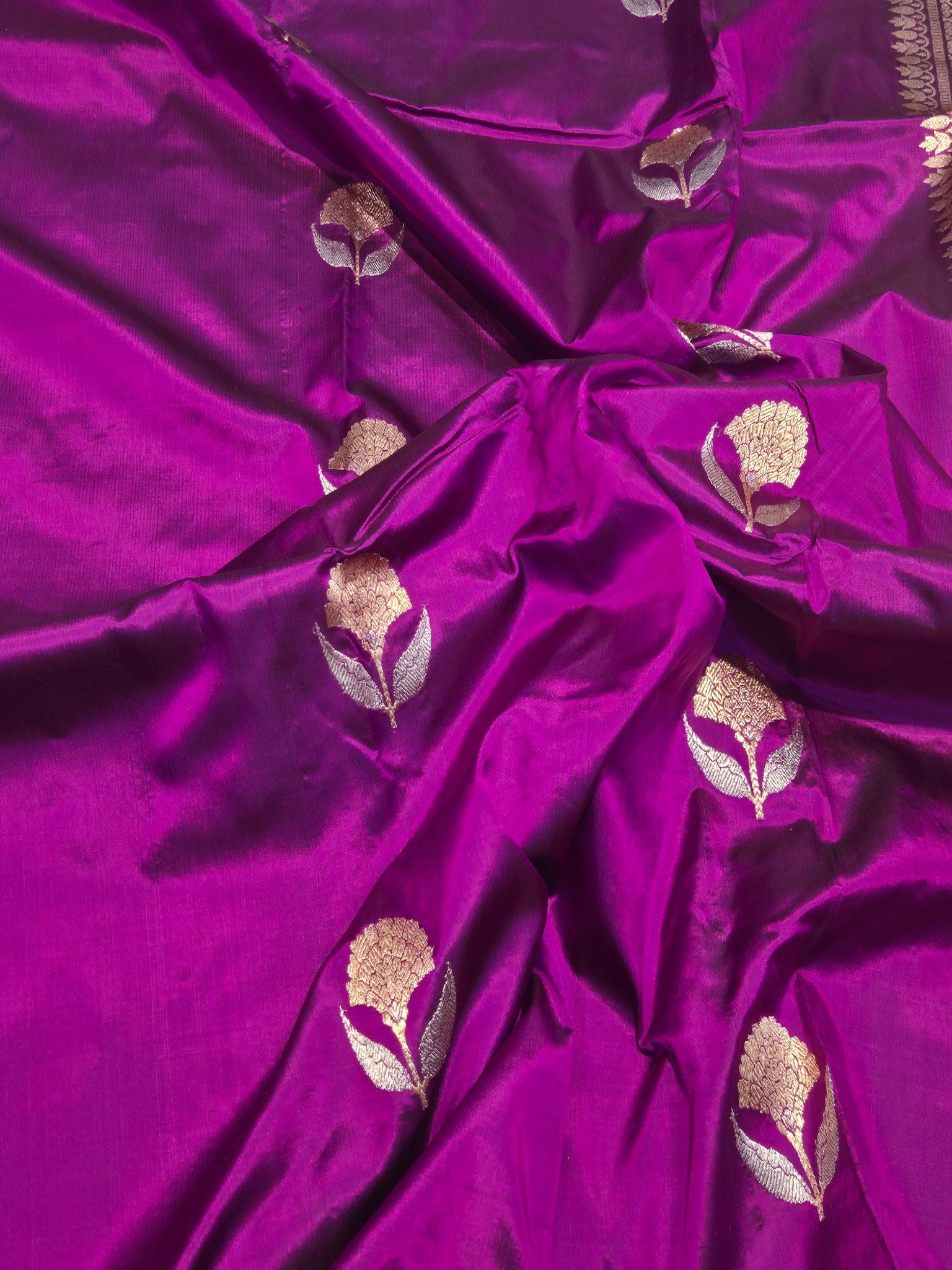 Magenta Purple Katan Silk Banarasi saree border closeup