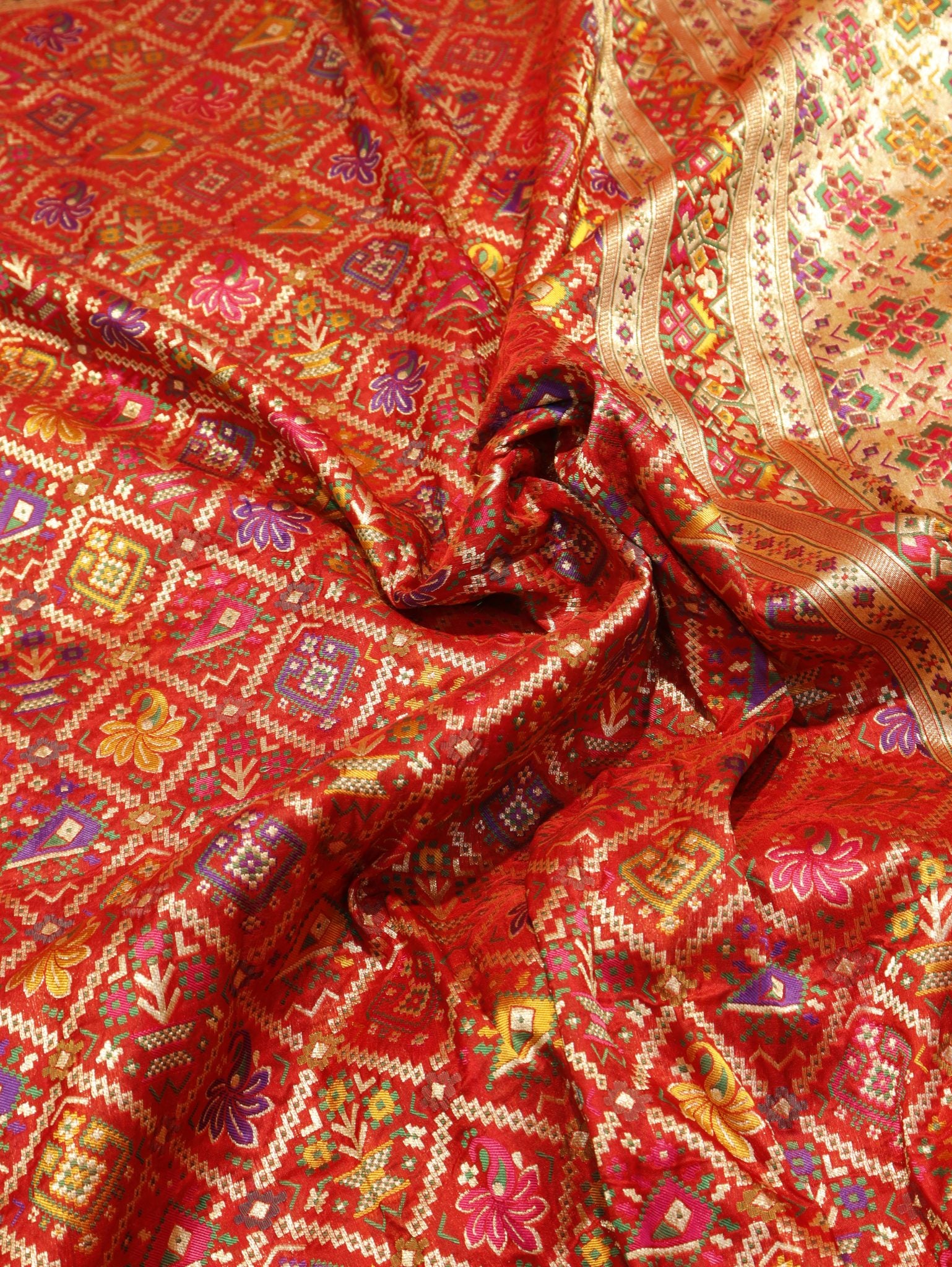 Red Katan Silk Banarasi dupatta pallu detail