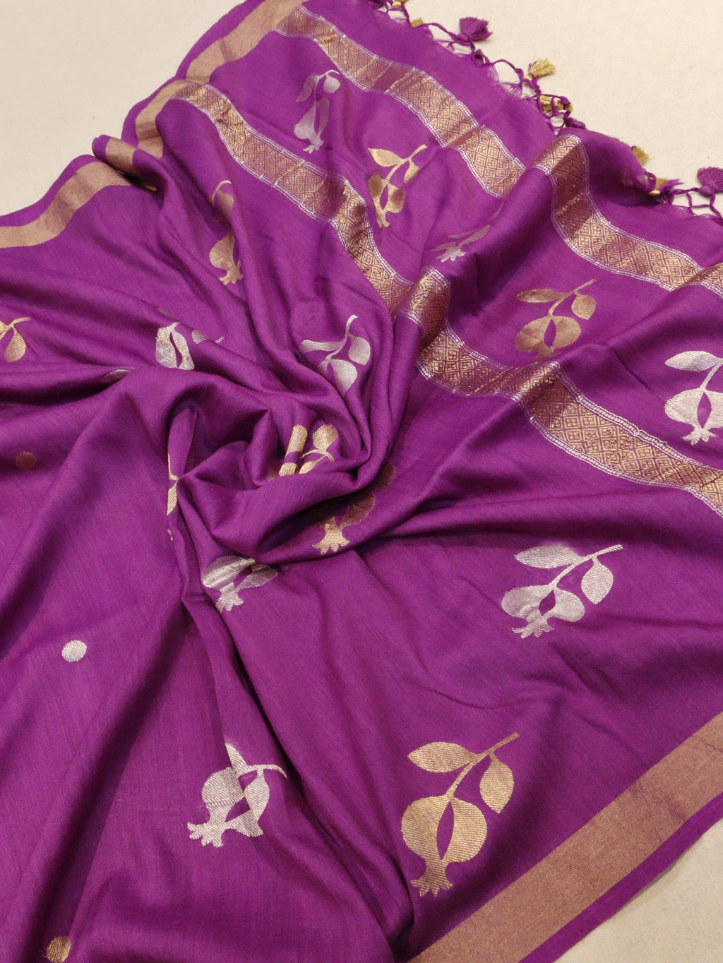 Olive Green Moonga Silk Banarasi suit dupatta detail