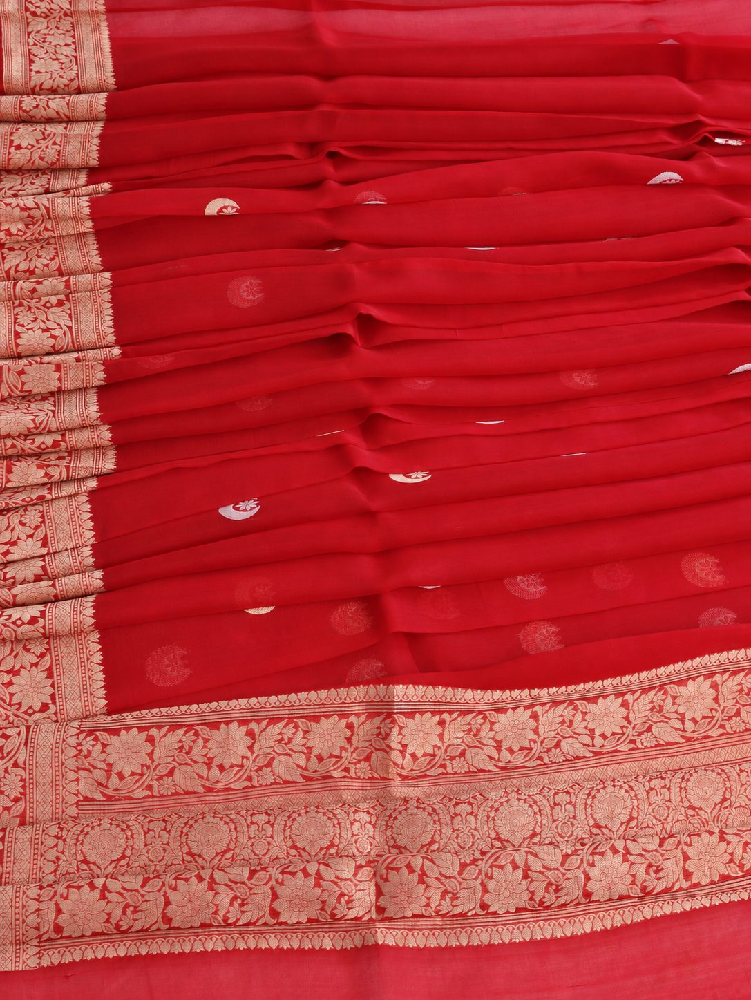 Rich vermilion red with softly contrasting metallic zari detailing Cora Chand Buta Saree Banarasi saree pallu detail