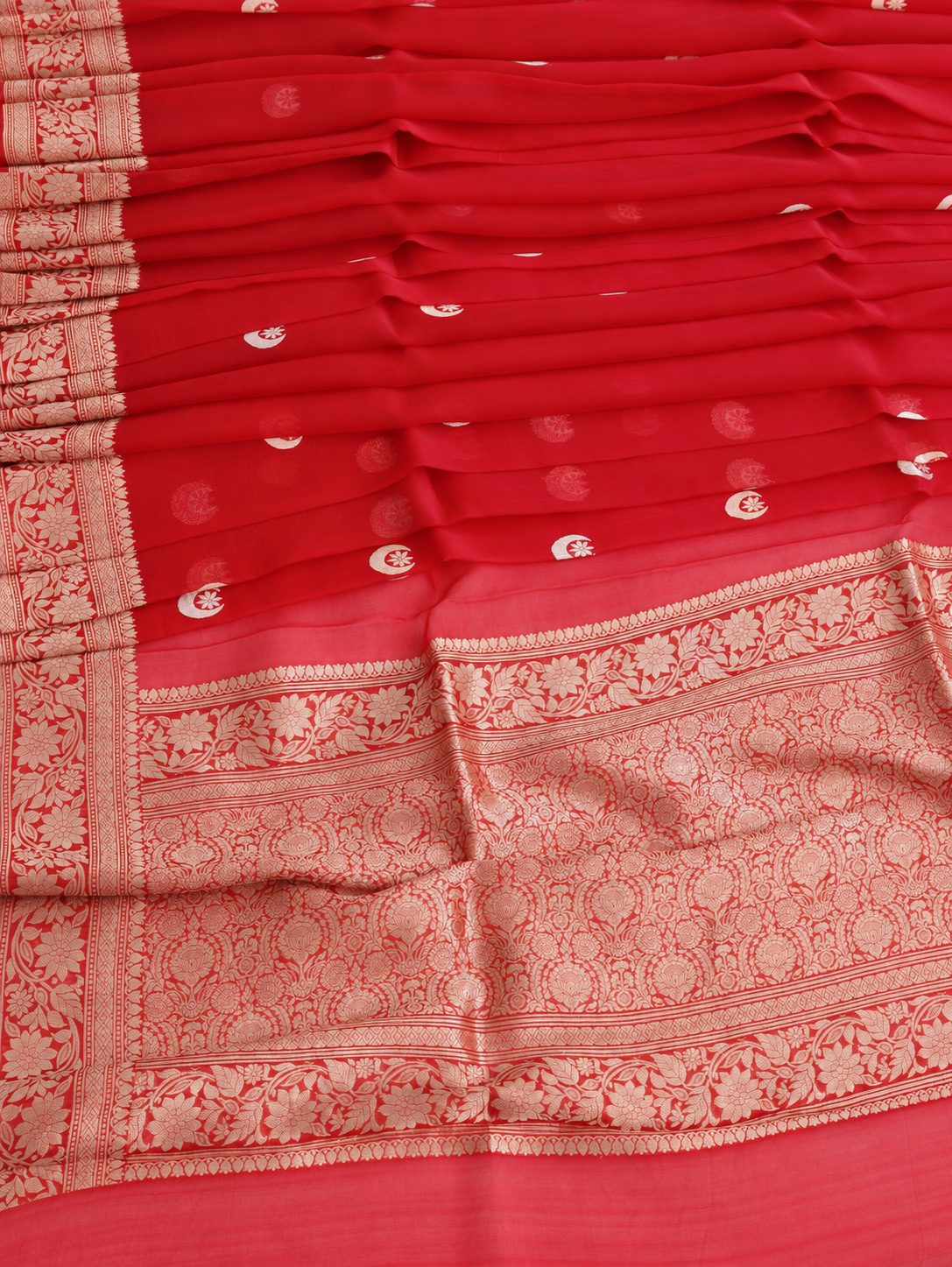 Rich vermilion red with softly contrasting metallic zari detailing Cora Chand Buta Saree Banarasi saree border closeup