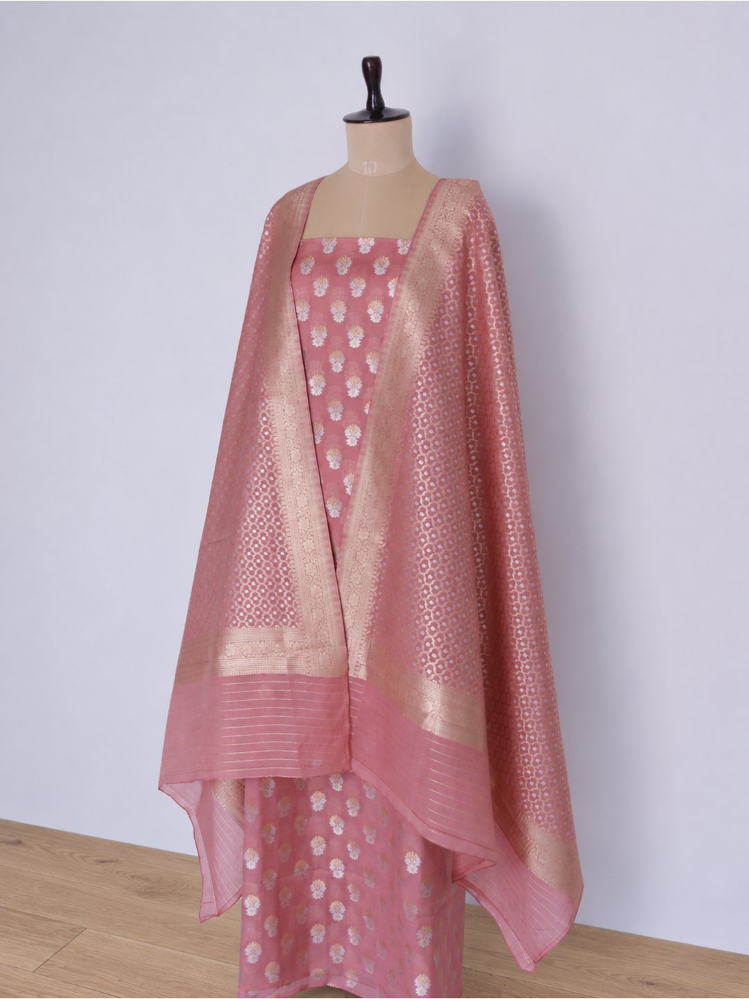 Colour: Muted rose pink with gold and silver-toned zari Chiniya Silk Banarasi suit dupatta detail