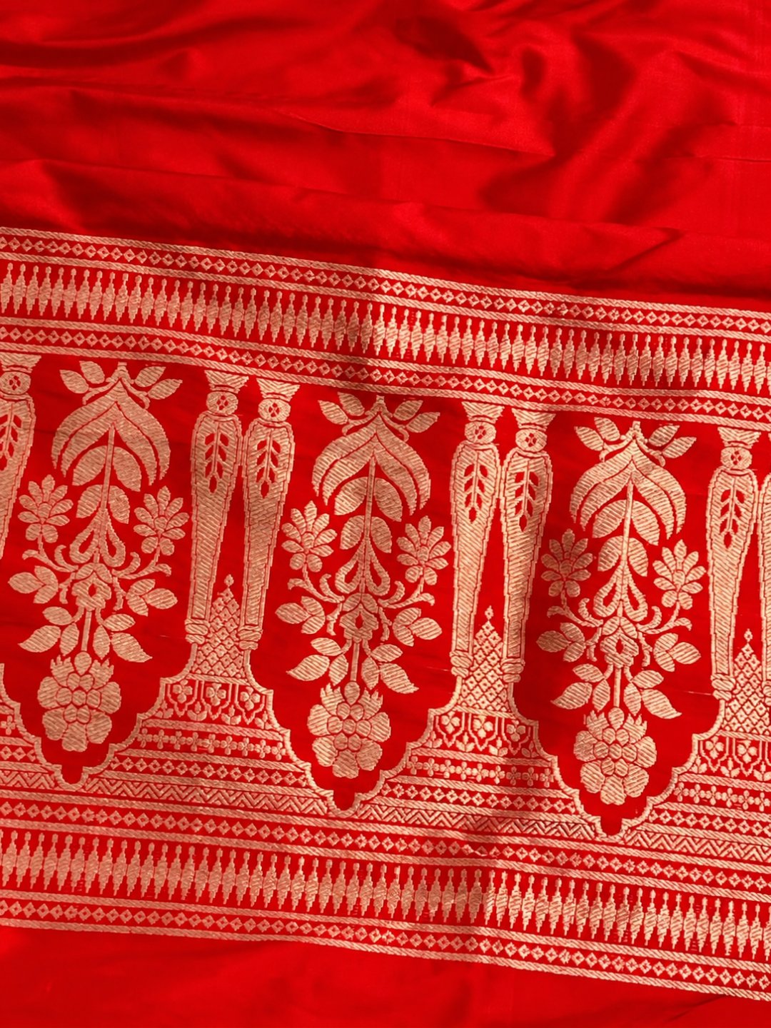 Bright red with gold detailing Katan Silk Banarasi suit dupatta detail