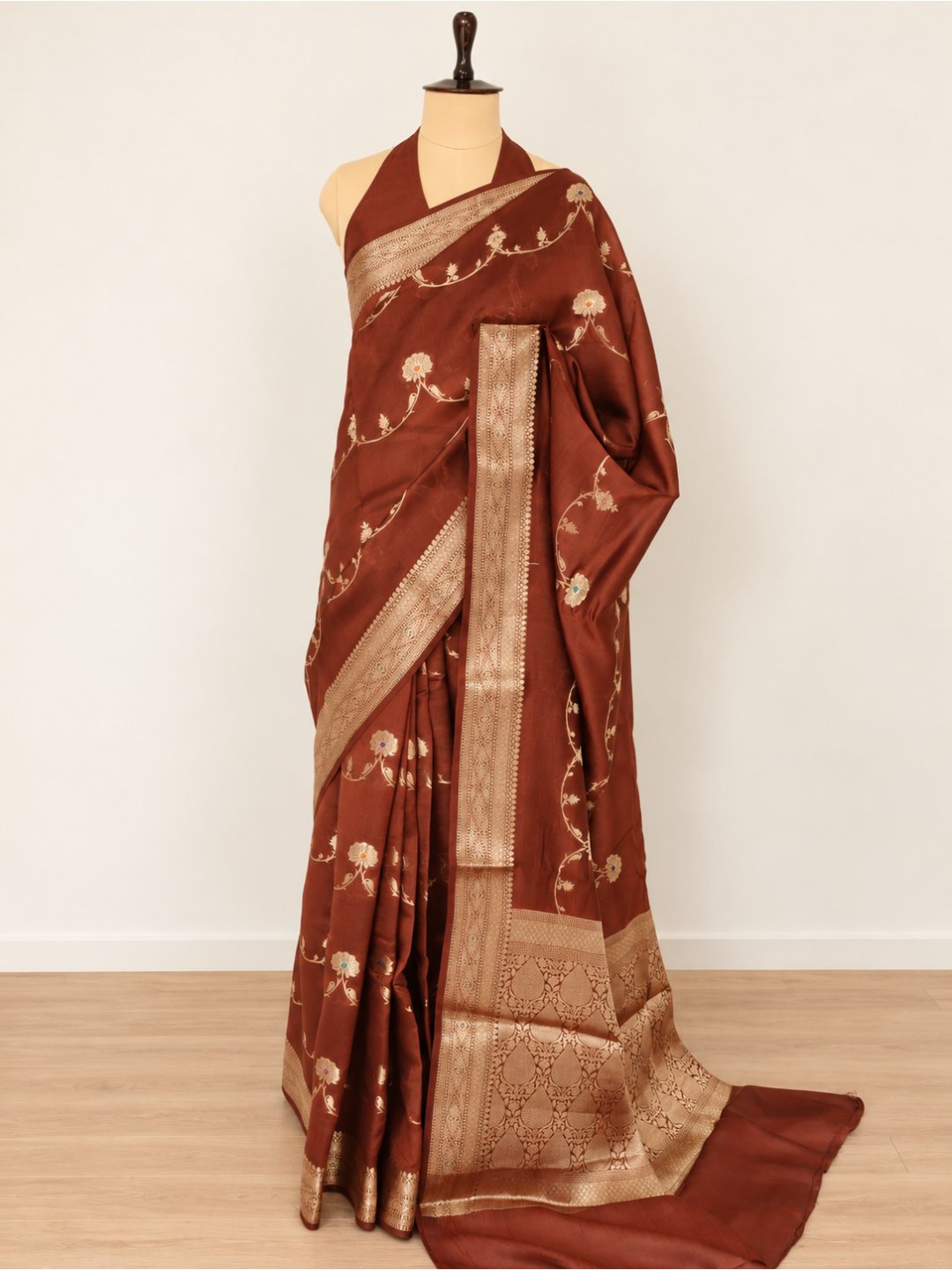 Copper rust with gold-toned detailing Viscose Saree Banarasi saree pallu detail