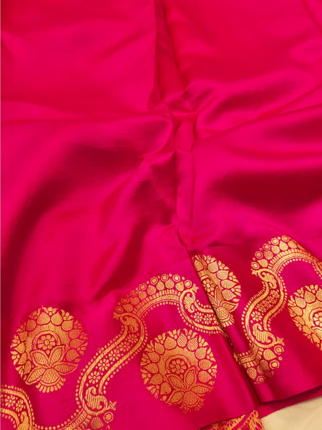 Fuchsia Pink Katan Silk Banarasi saree border closeup