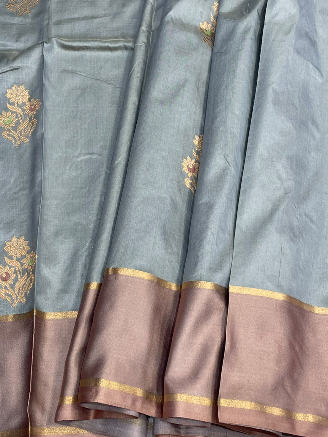 Grey with peach patta border Satin Silk Banarasi saree pallu detail