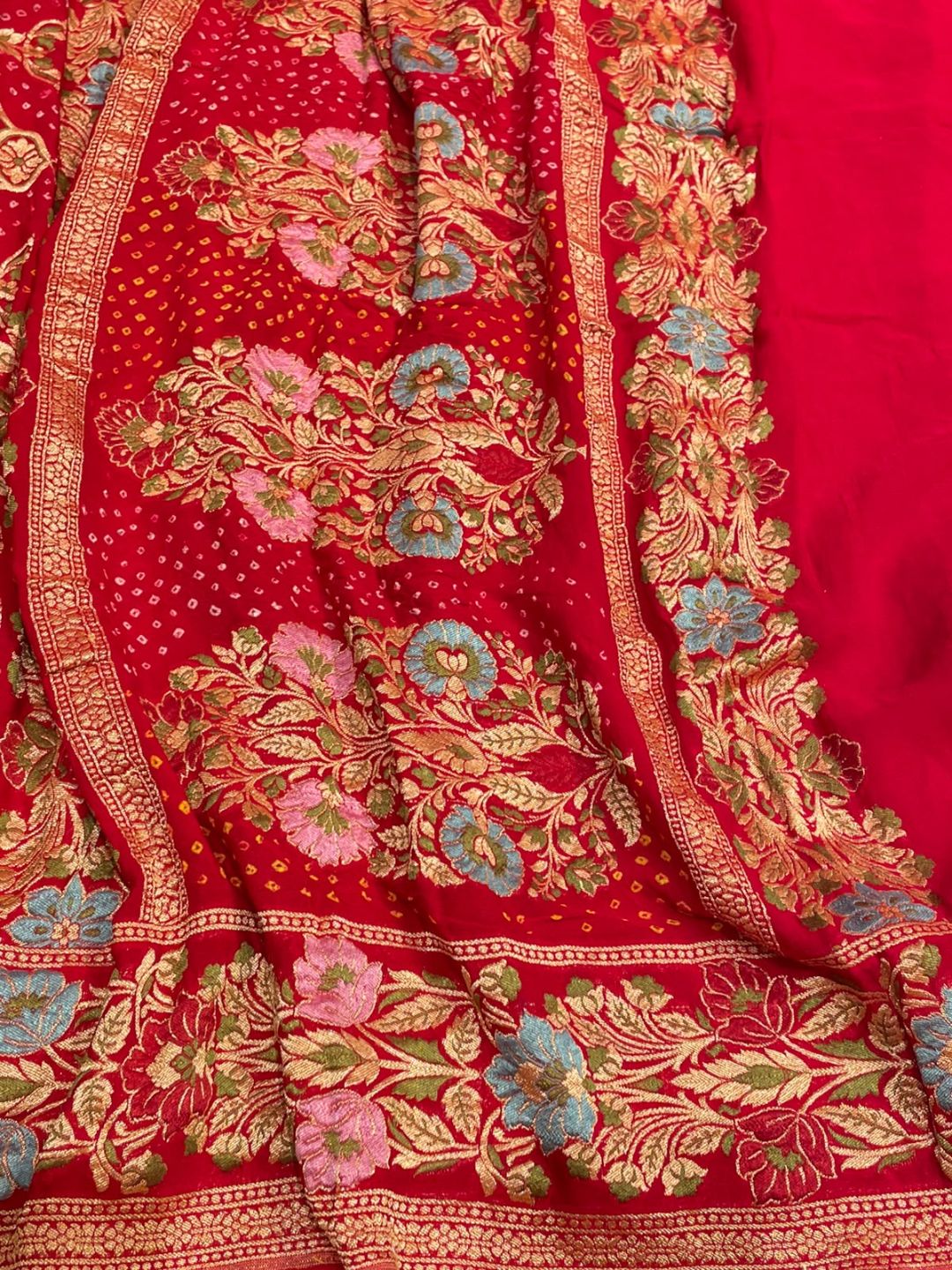 Dark. pink with red border Bandhani Banarasi saree pallu detail