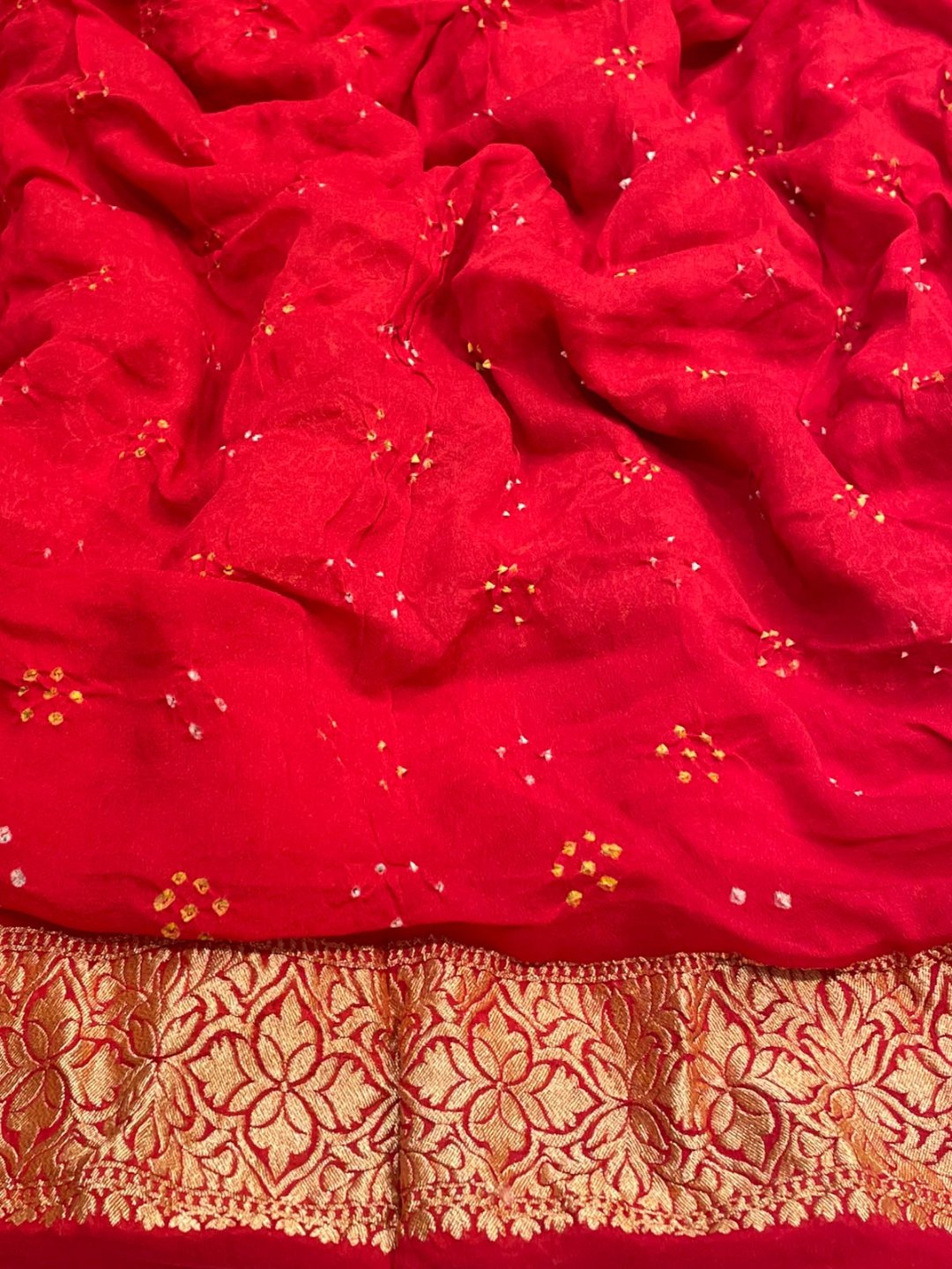 Red and Pink Bandhani Banarasi saree full spread