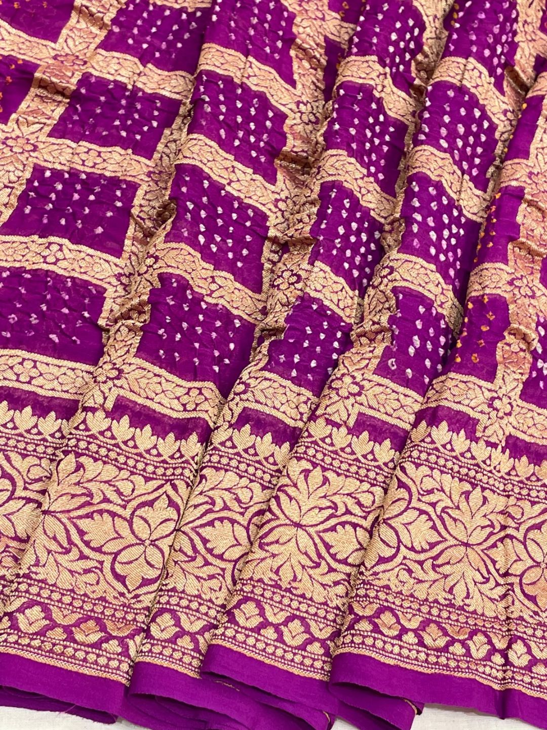 Violet Bandhani Banarasi saree pallu detail
