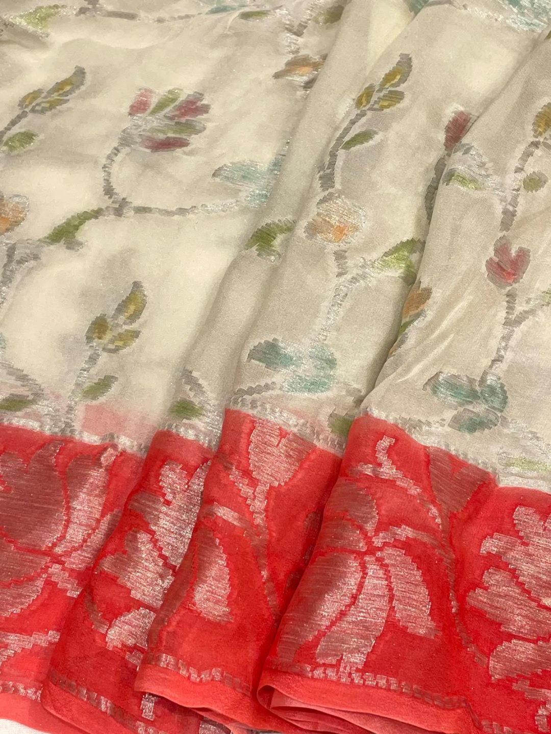 Off white Chiffon Banarasi saree pallu detail