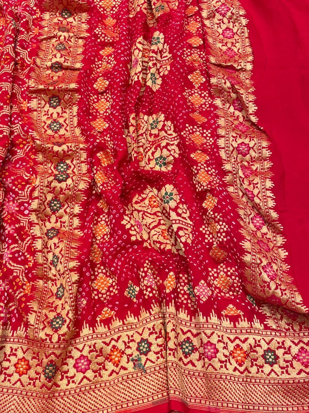Dark red with Golden floral work Bandhani Banarasi saree border closeup