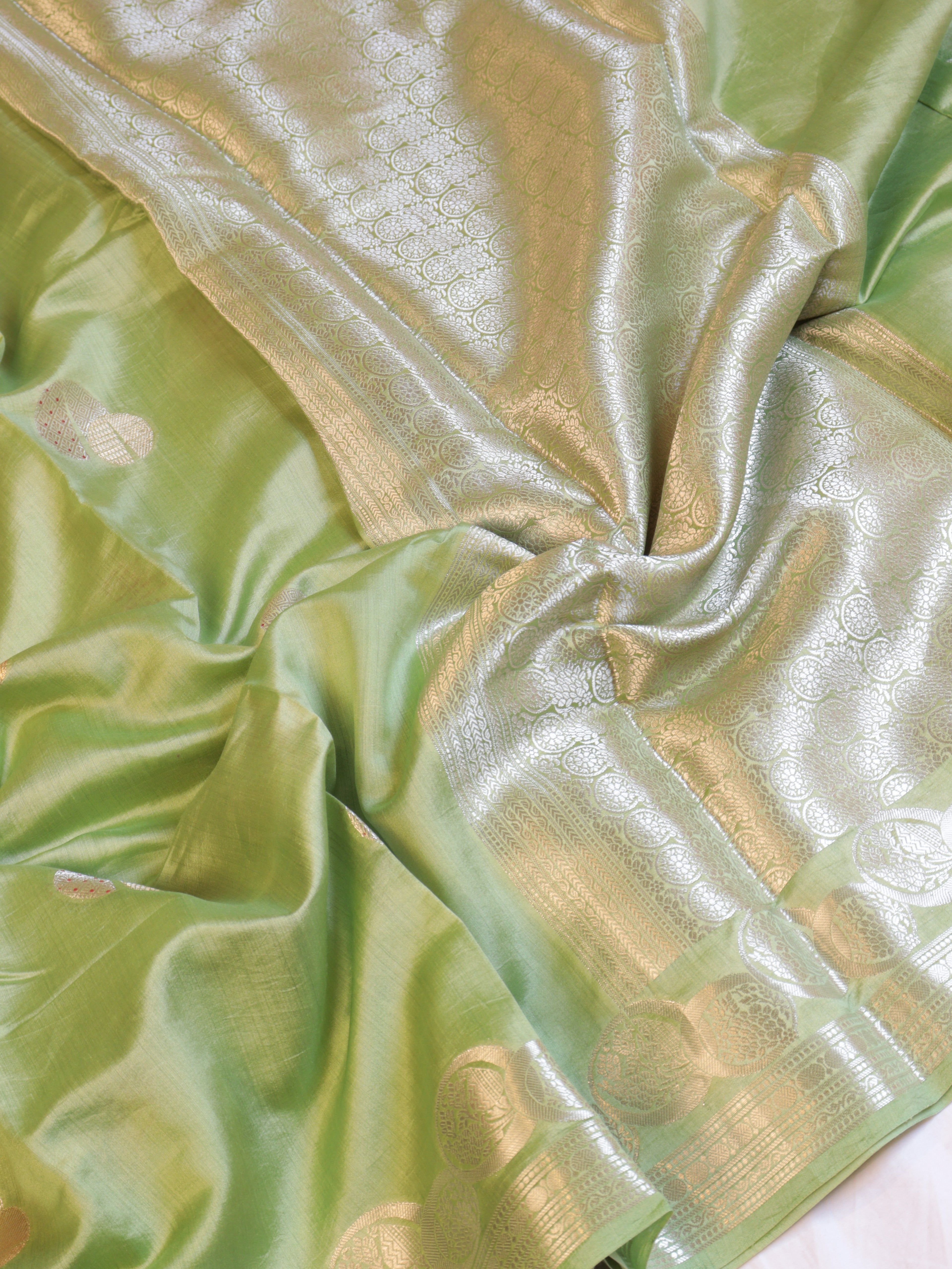 Circular Motif Border Chinniya Silk Saree - Pastel Green