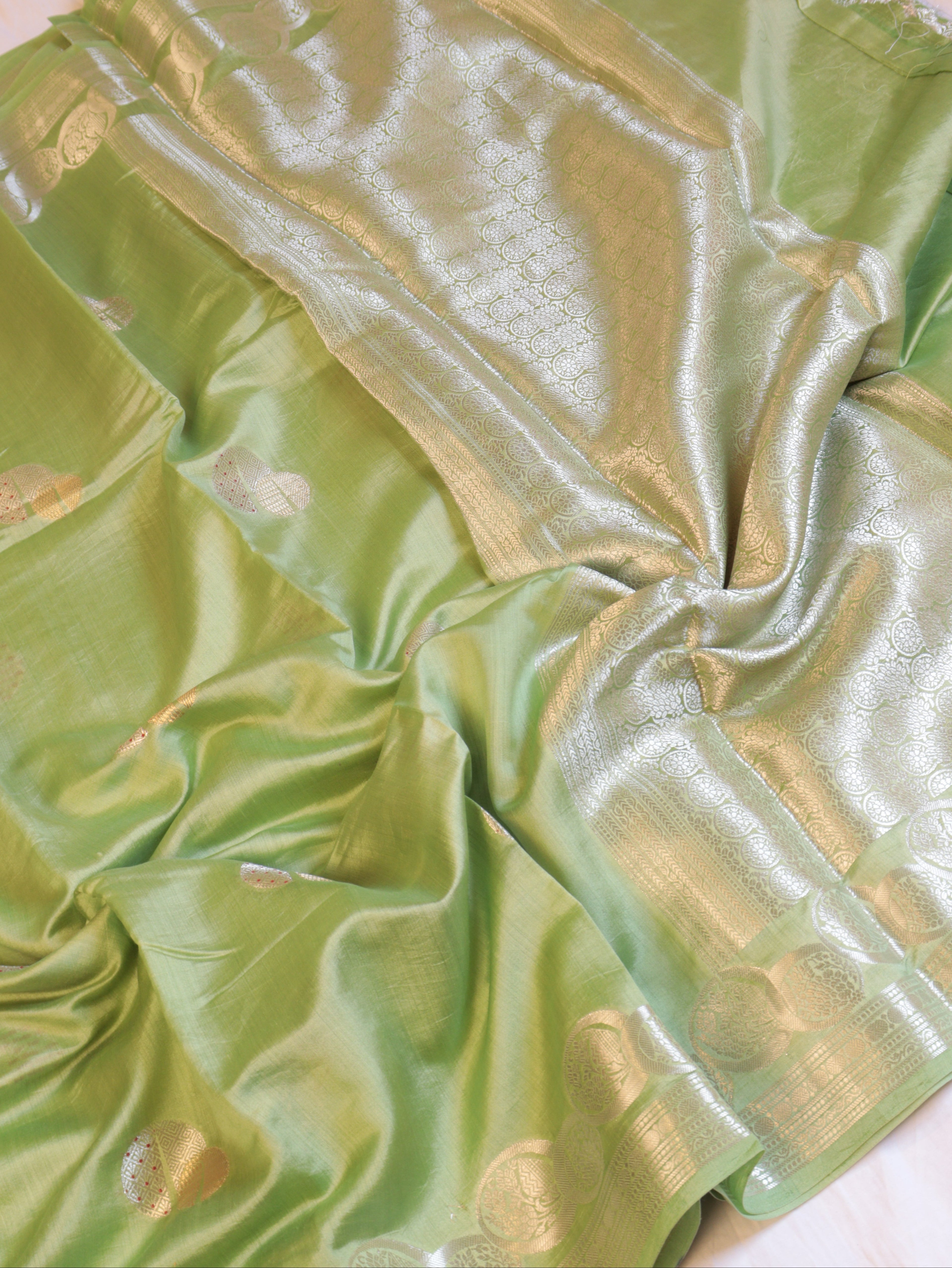 Circular Motif Border Chinniya Silk Saree - Pastel Green