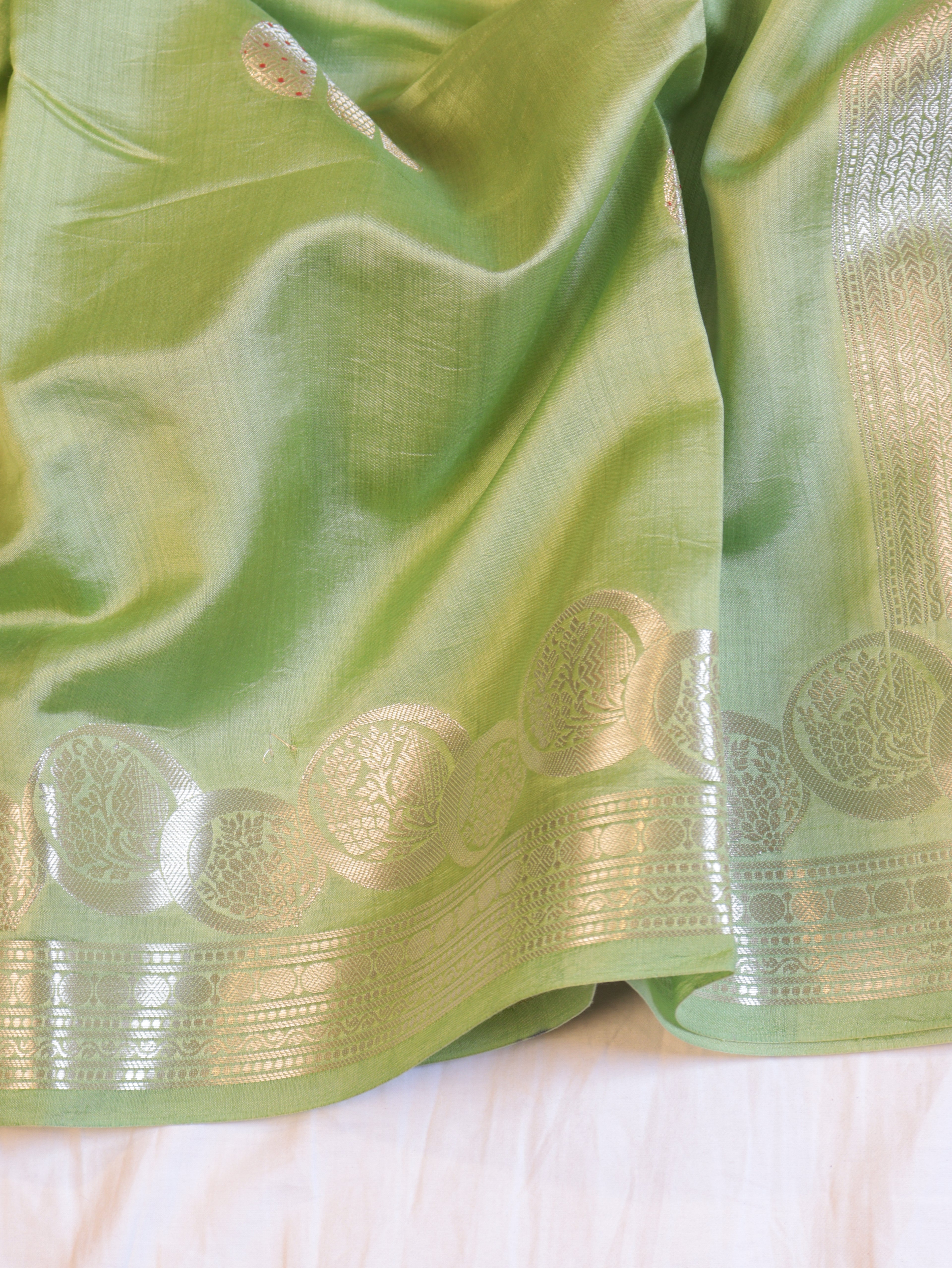 Circular Motif Border Chinniya Silk Saree - Pastel Green
