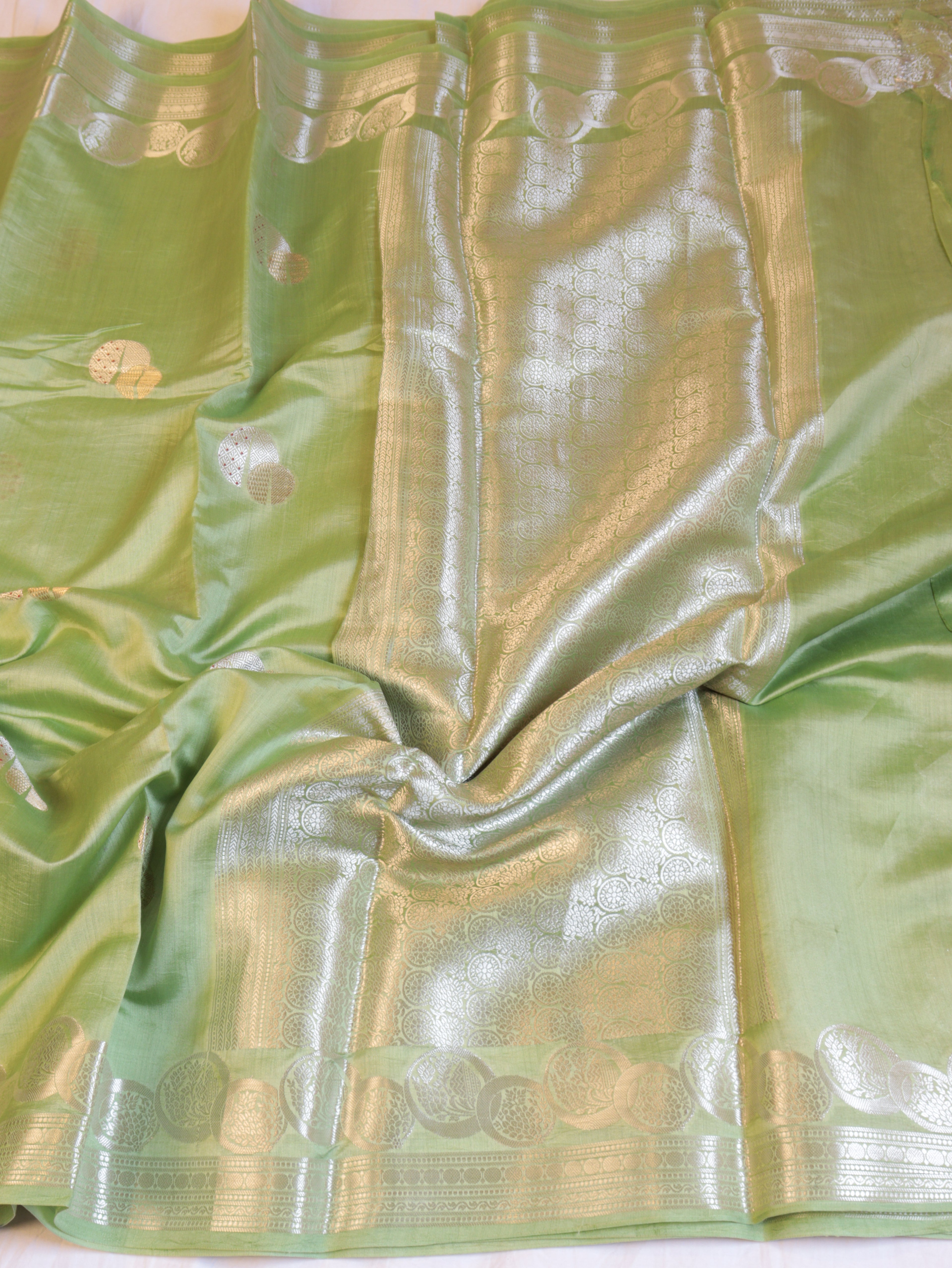 Circular Motif Border Chinniya Silk Saree - Pastel Green