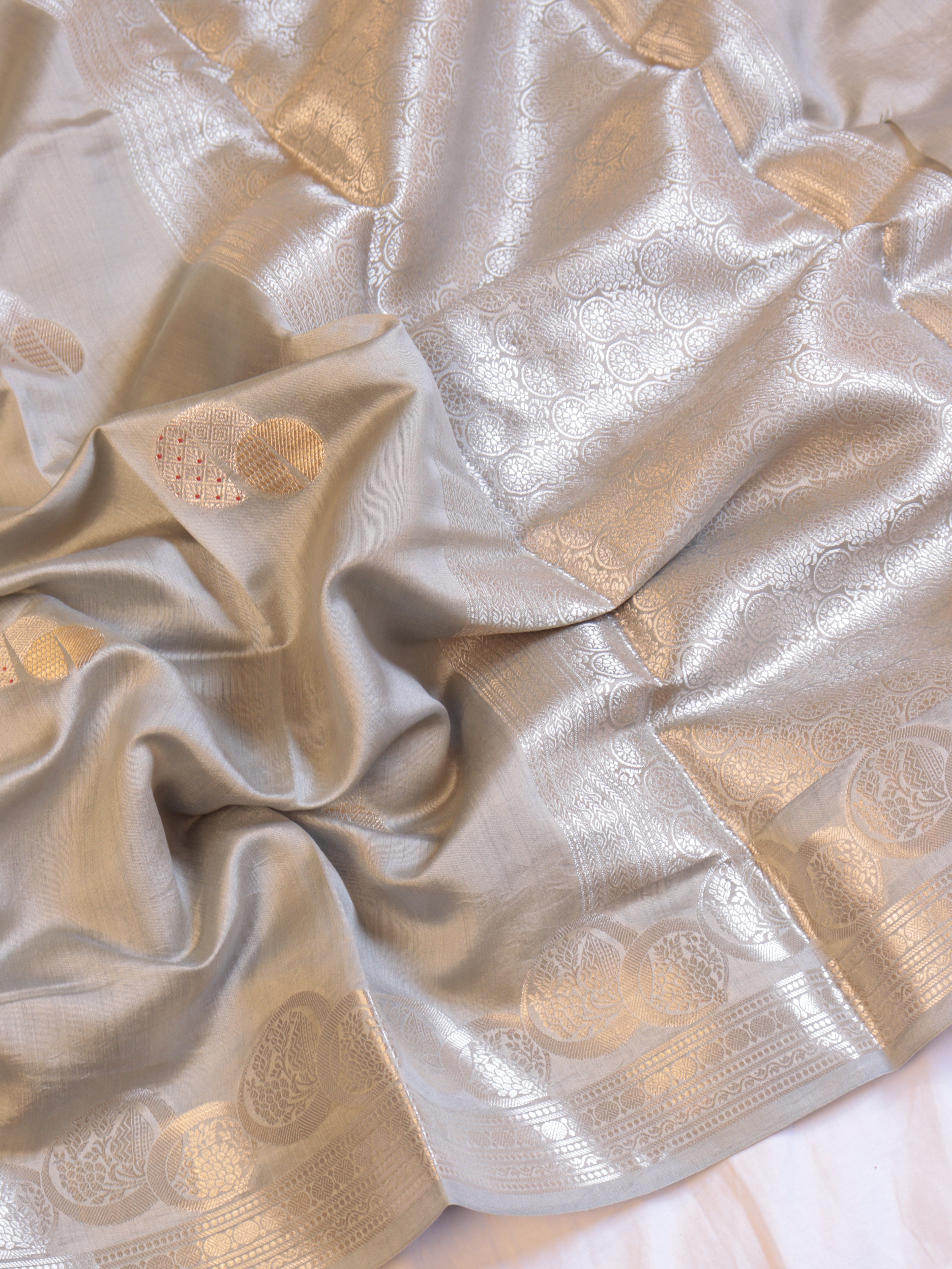 Circular Motif Border Chinniya Silk Saree - Grey