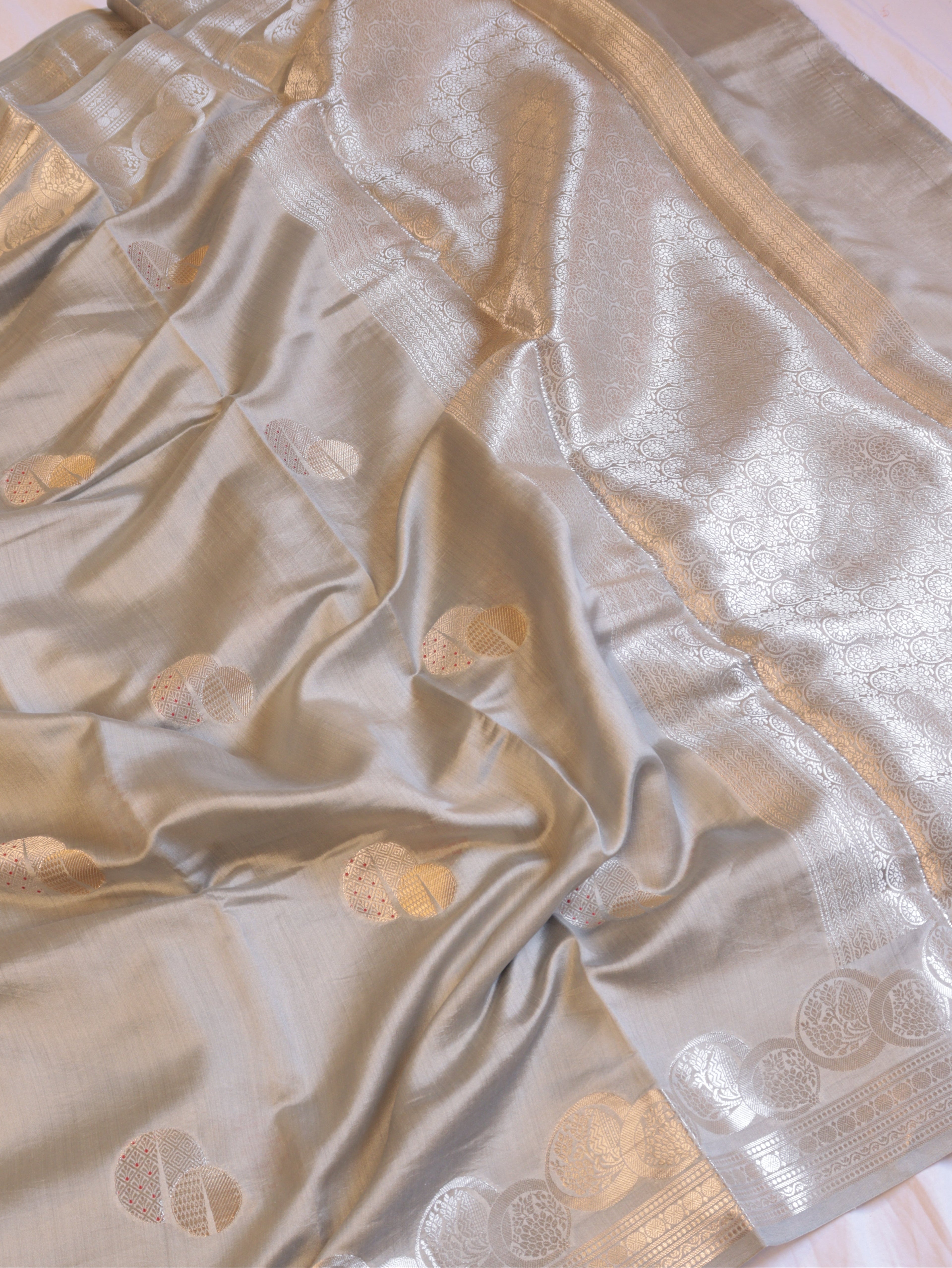 Circular Motif Border Chinniya Silk Saree - Grey