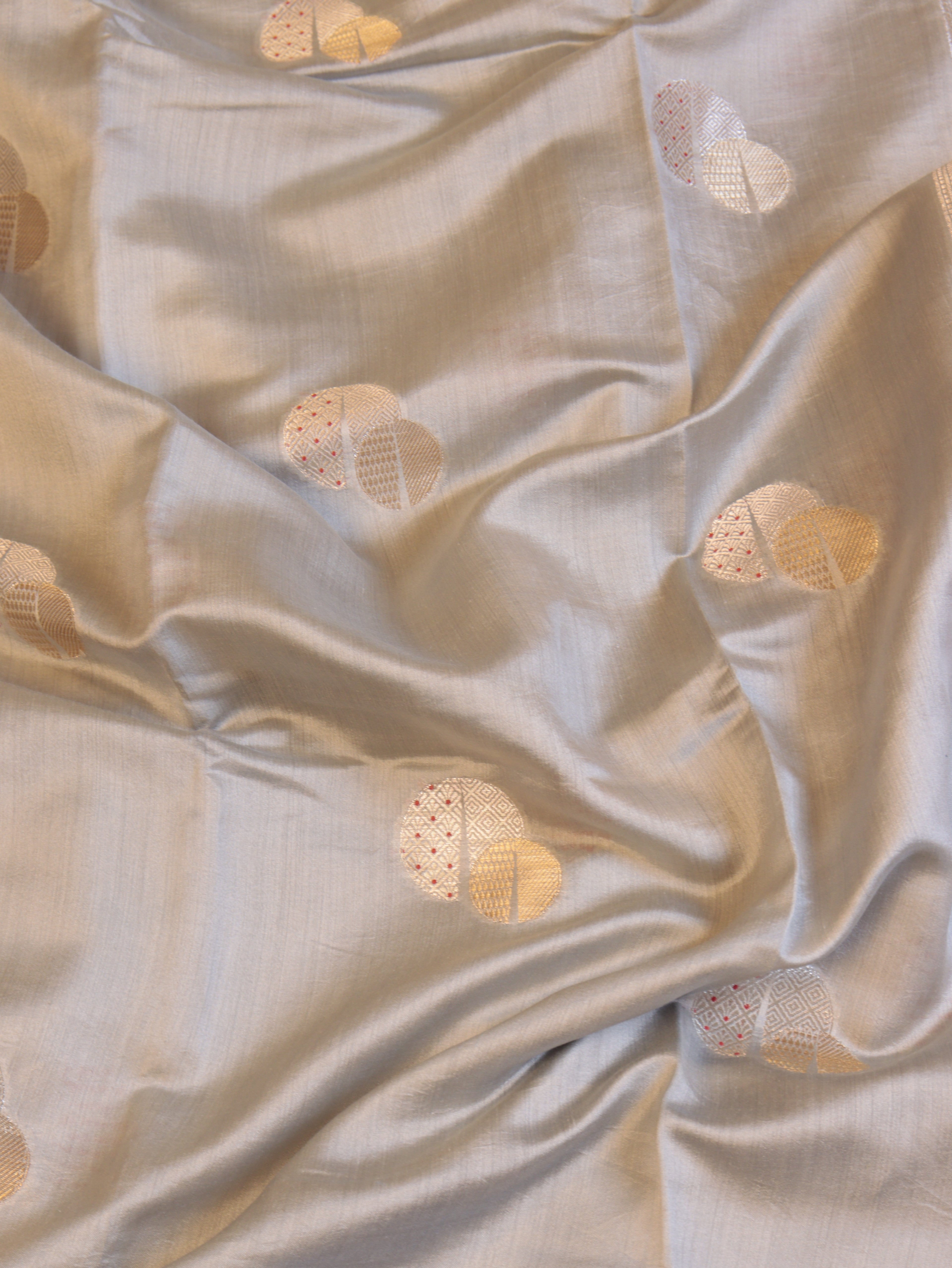 Circular Motif Border Chinniya Silk Saree - Grey