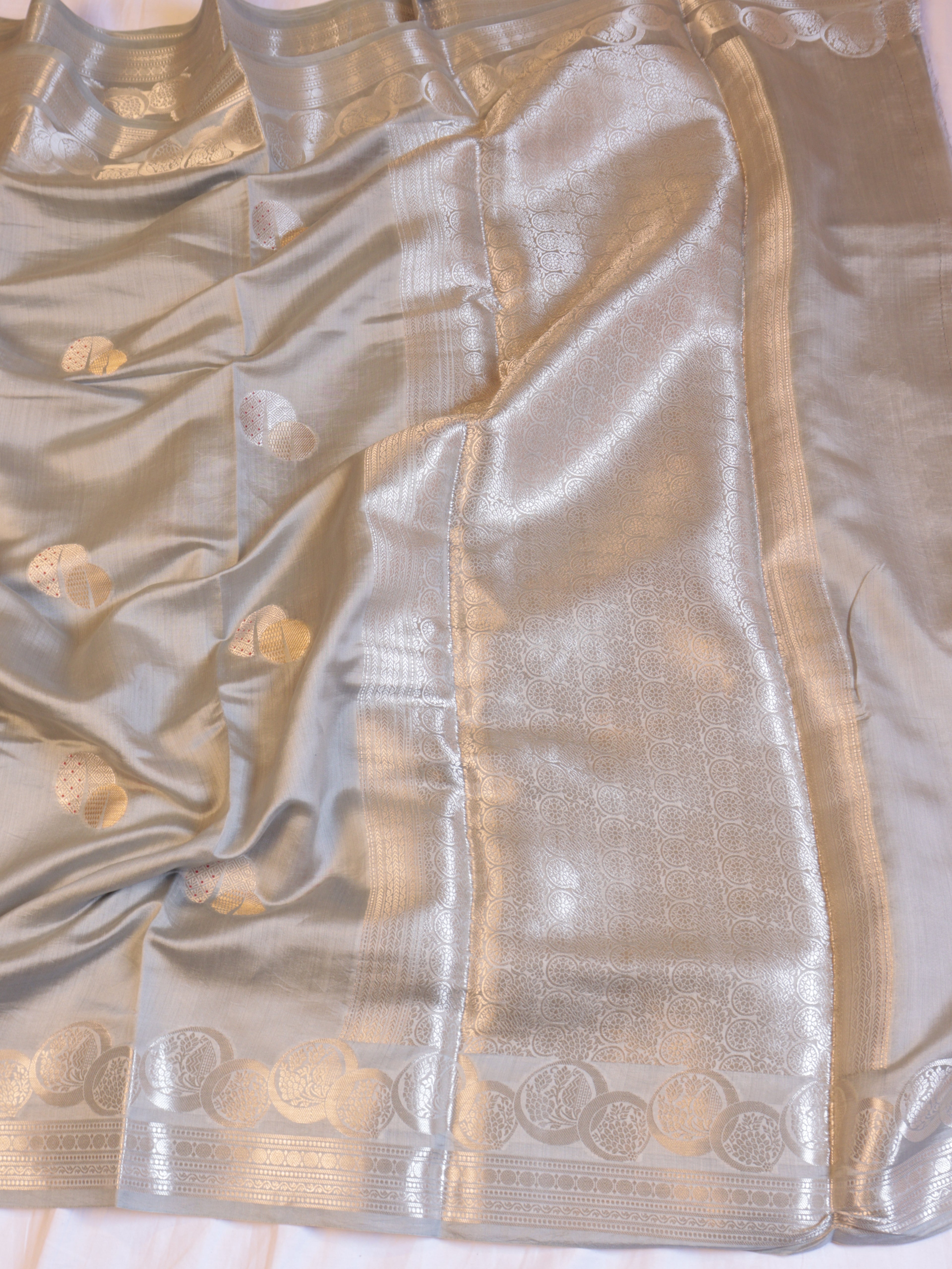 Circular Motif Border Chinniya Silk Saree - Grey