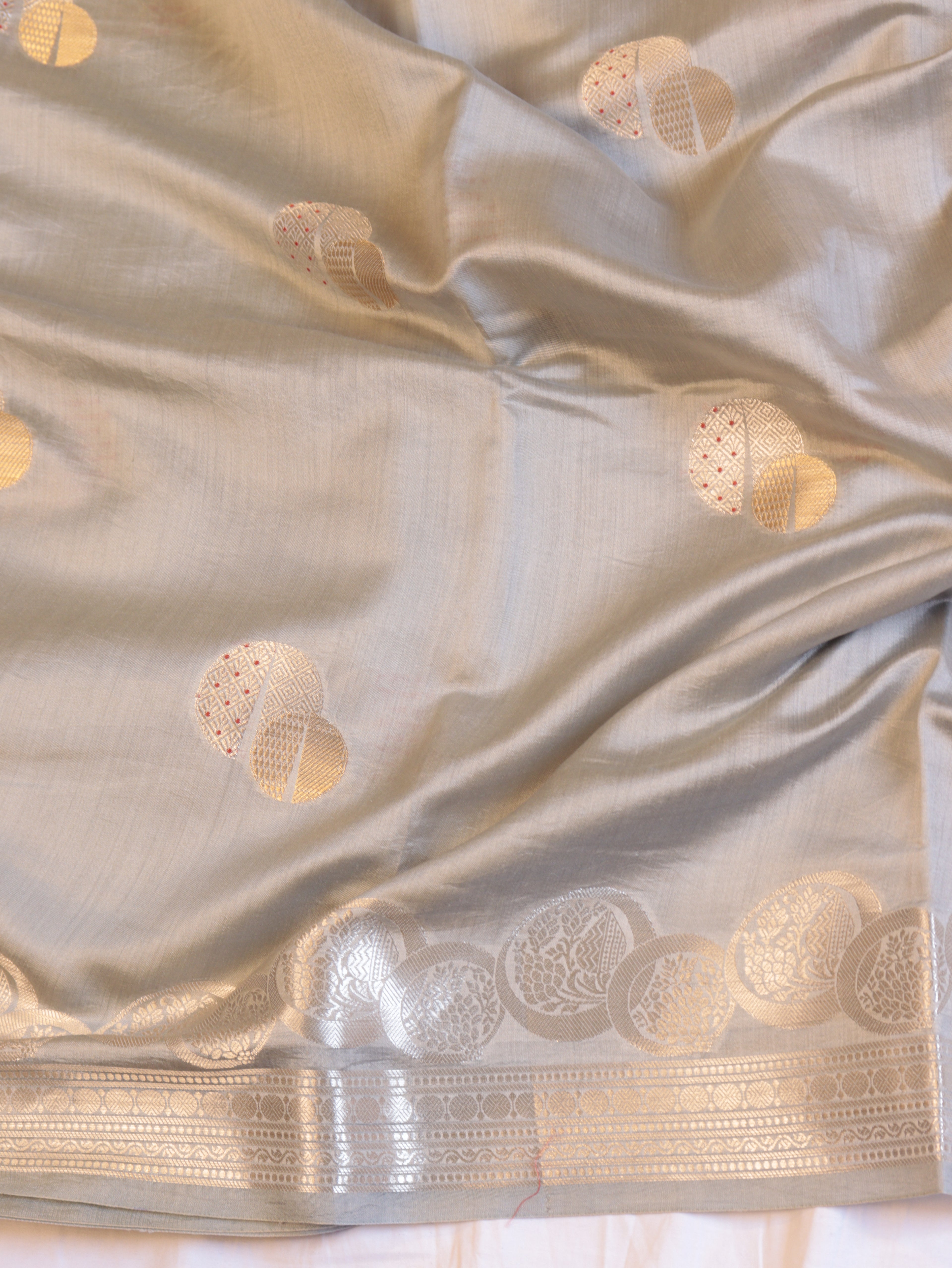 Circular Motif Border Chinniya Silk Saree - Grey