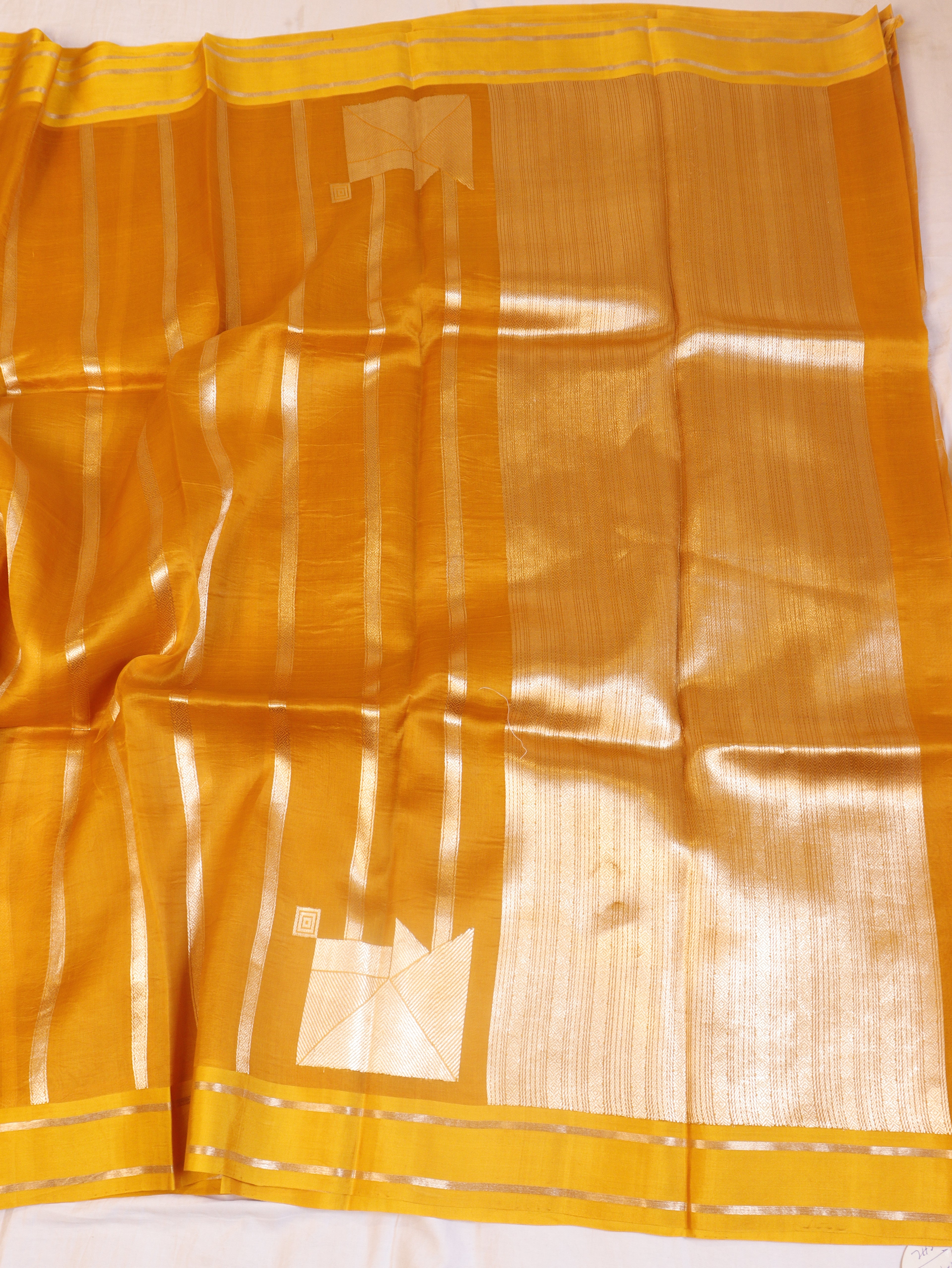 Minimal Border Handloom Kora Silk Saree