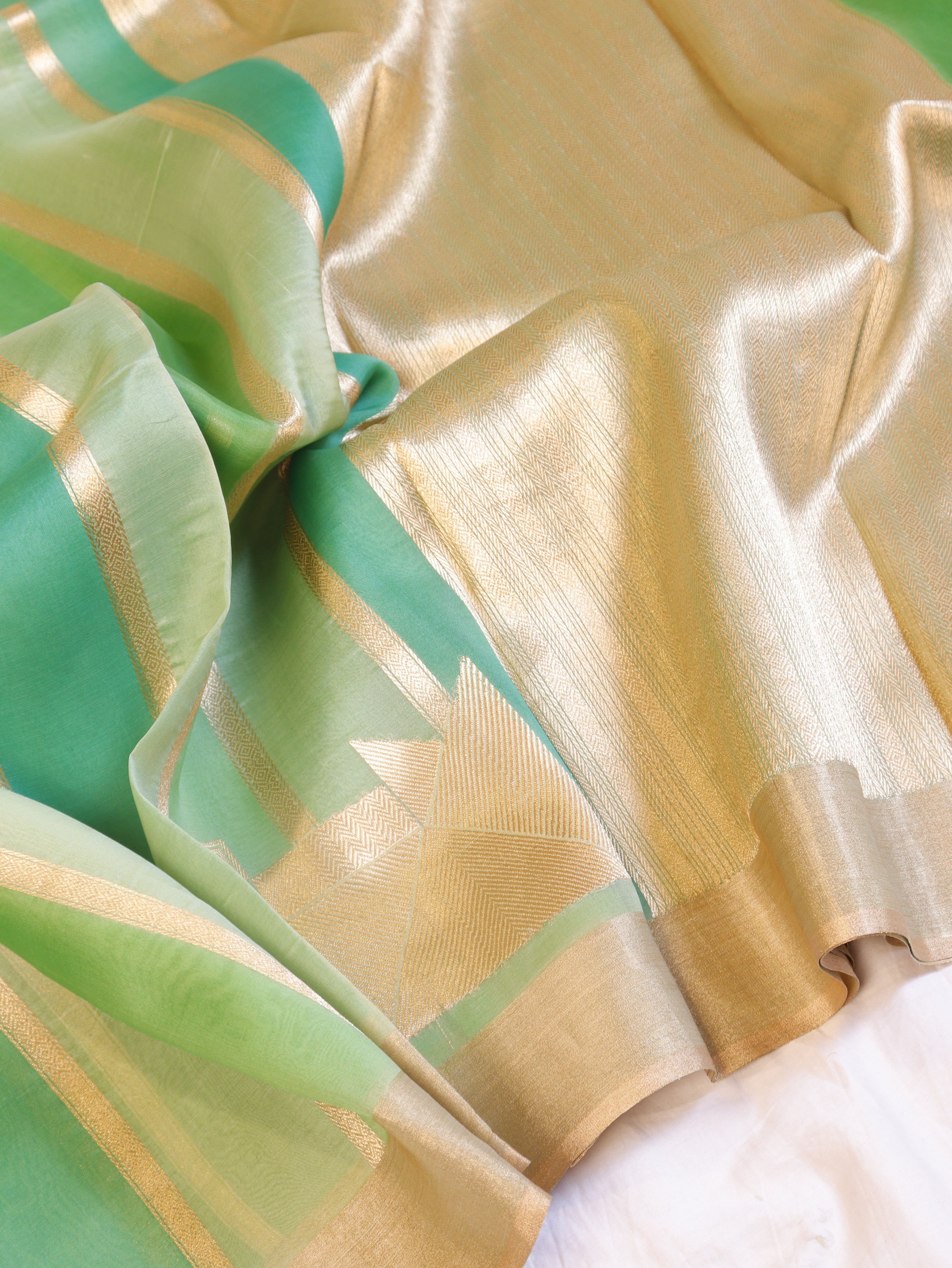 Minimal Border Handloom Kora Silk Saree
