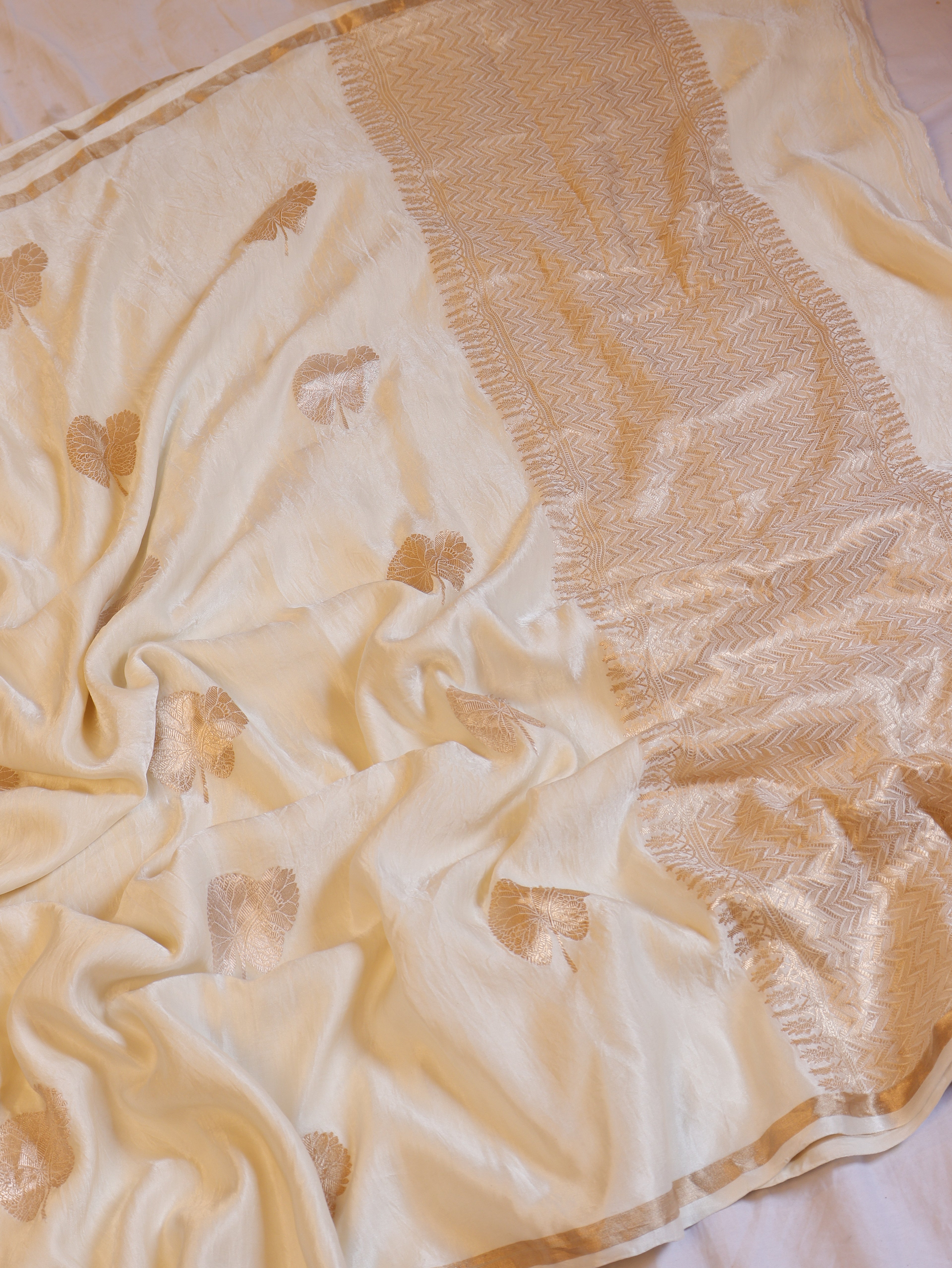 Minimal Border Handloom Pure Mashru Silk Saree - White