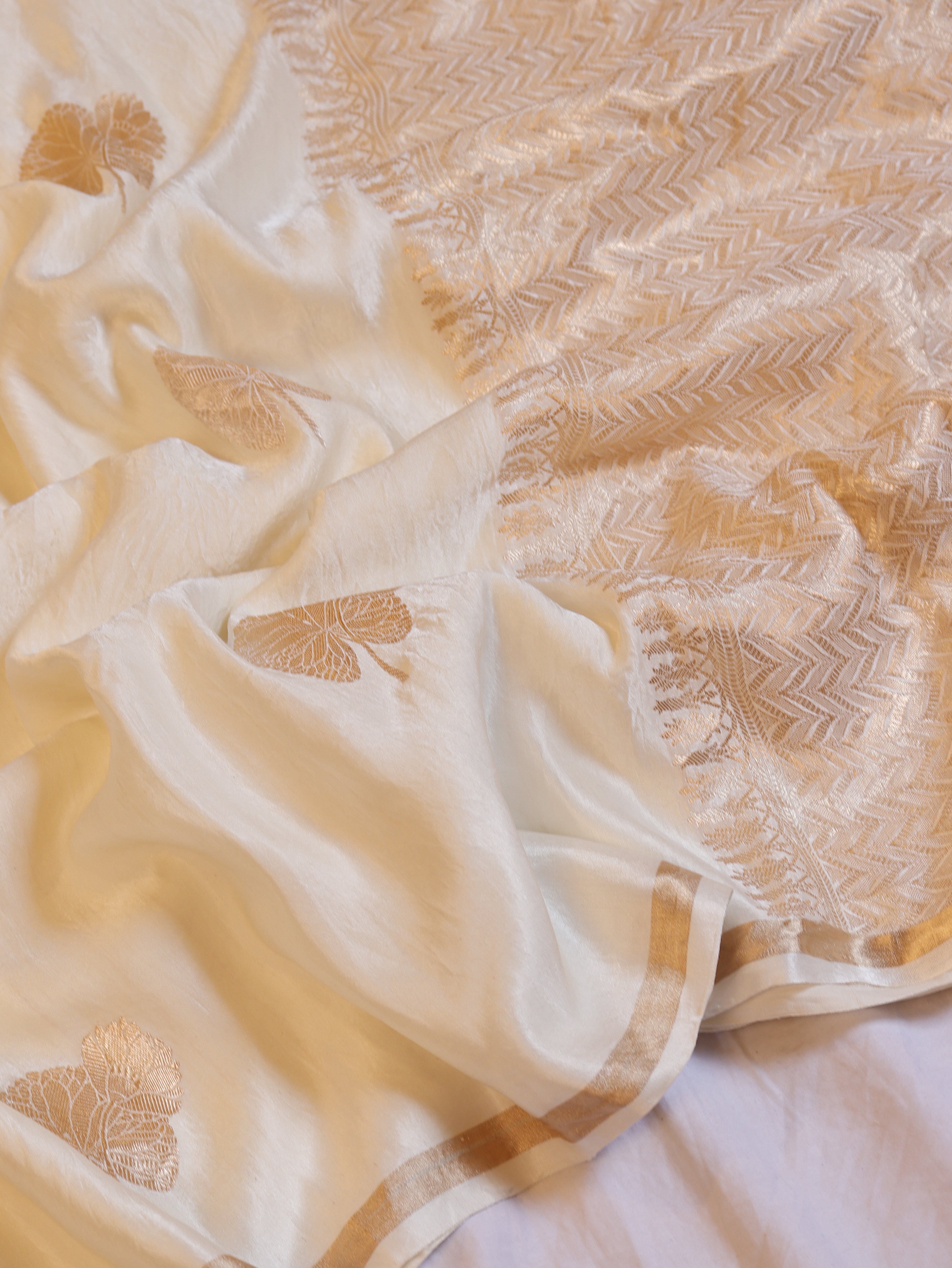 Minimal Border Handloom Pure Mashru Silk Saree - White