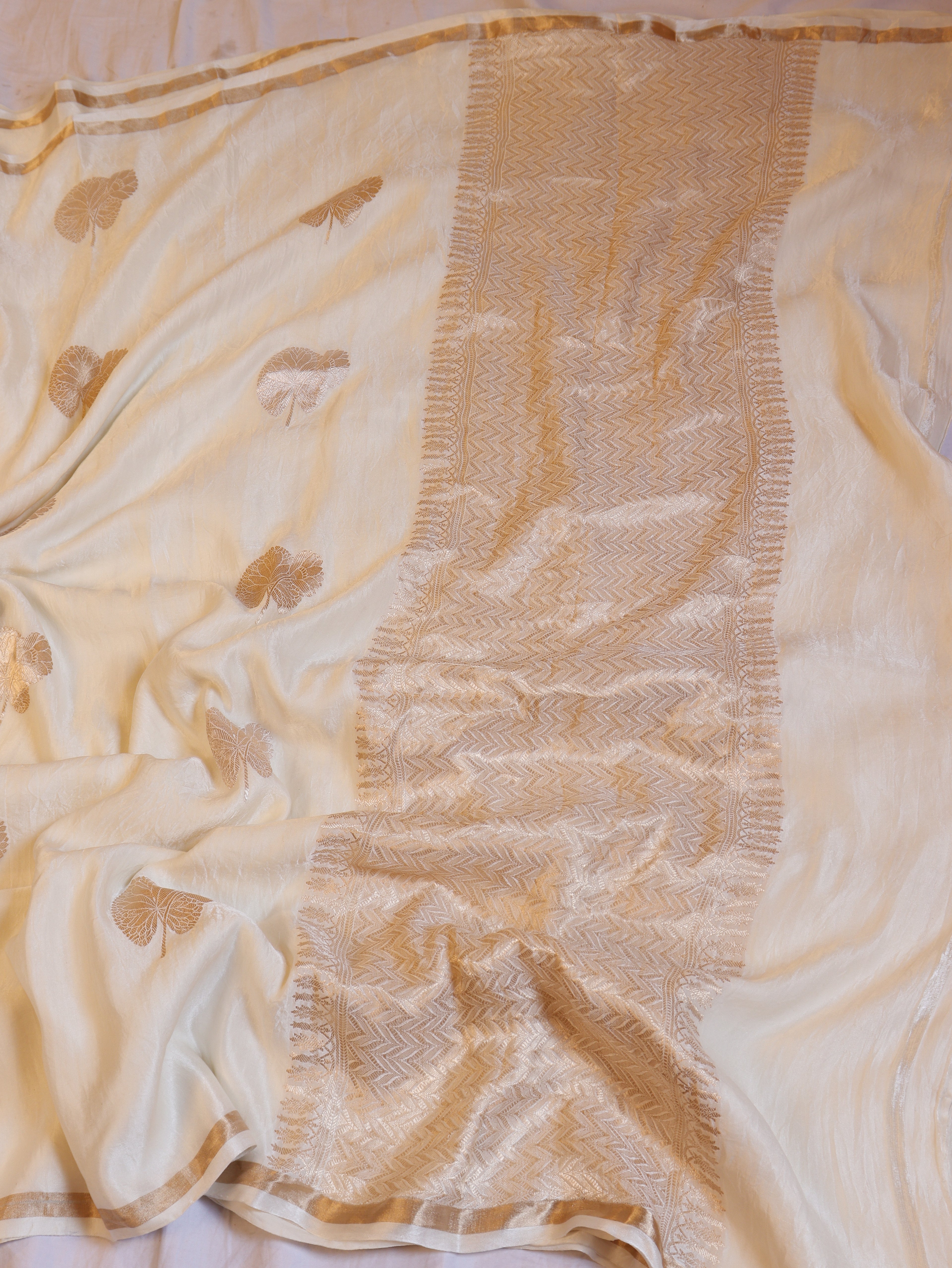 Minimal Border Handloom Pure Mashru Silk Saree - White