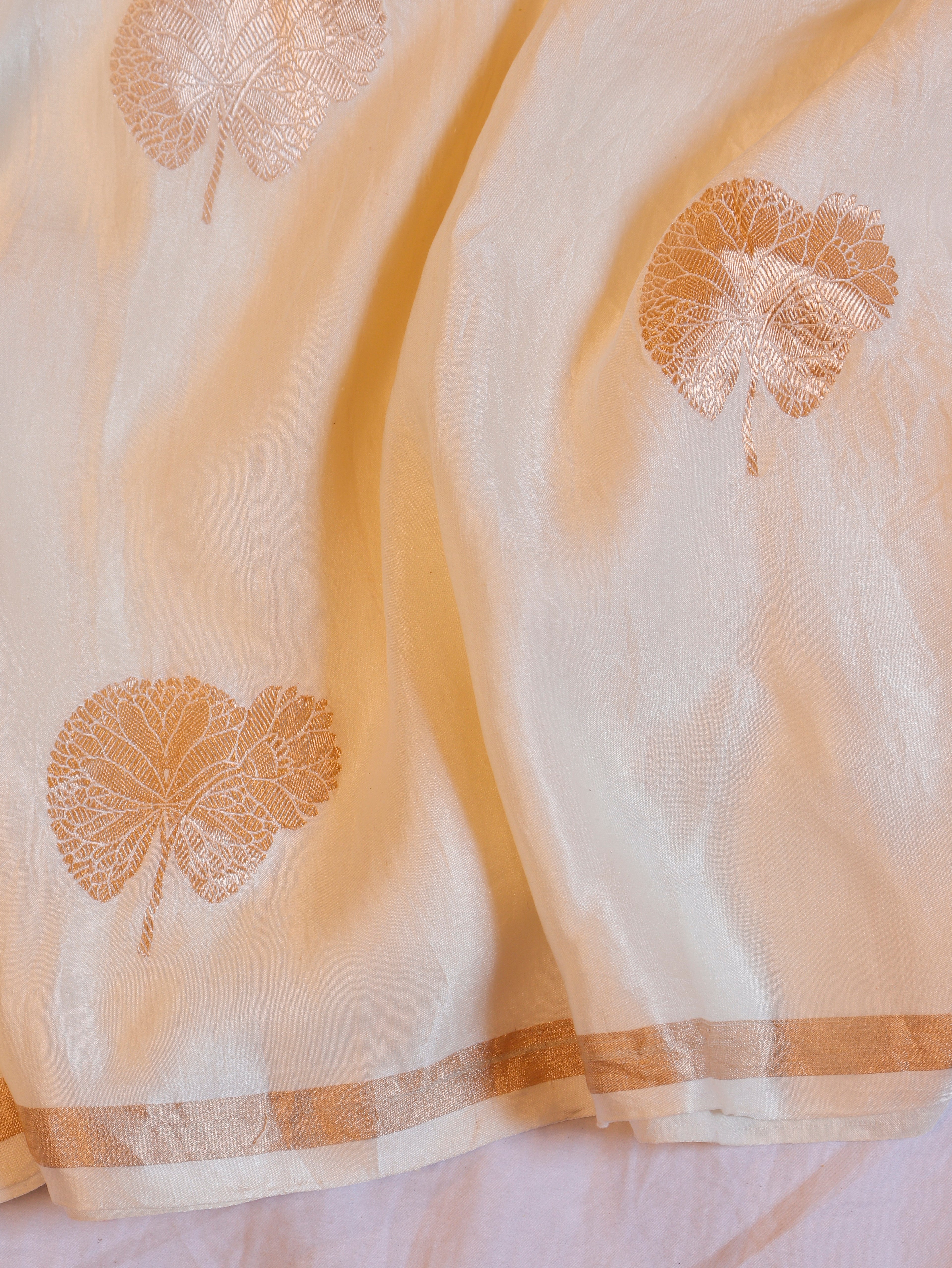 Minimal Border Handloom Pure Mashru Silk Saree - White