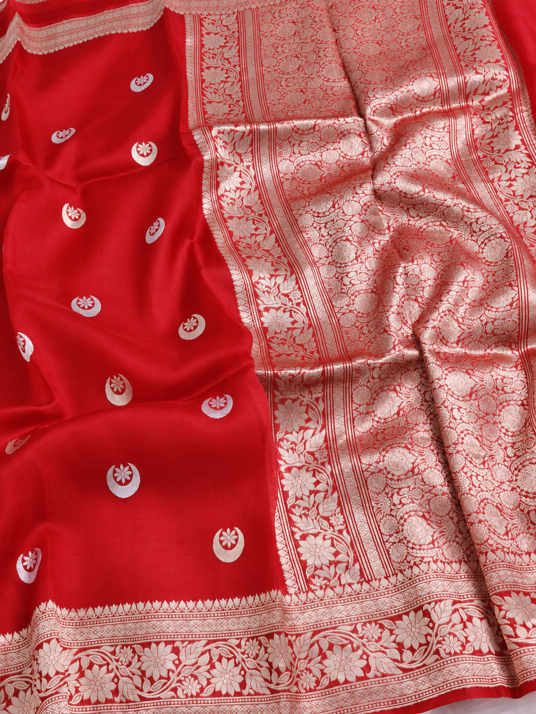 Red Chand Pushp Banarasi Saree with Floral Zari Border
